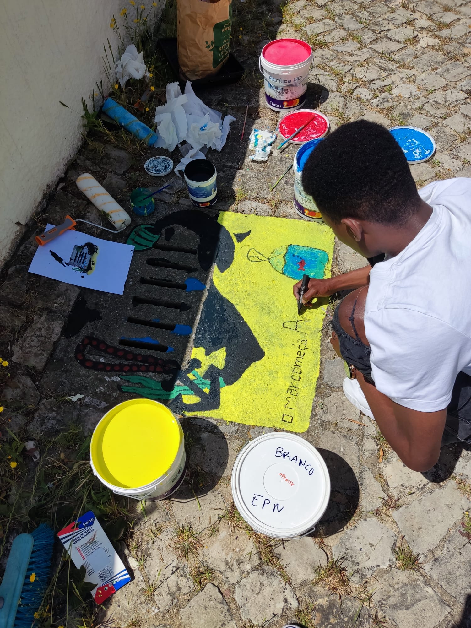 Desenvolvimento da pintura por parte dos alunos da Escola Profissional da Nazaré. Registando a marca da atividade e a celebre frase!