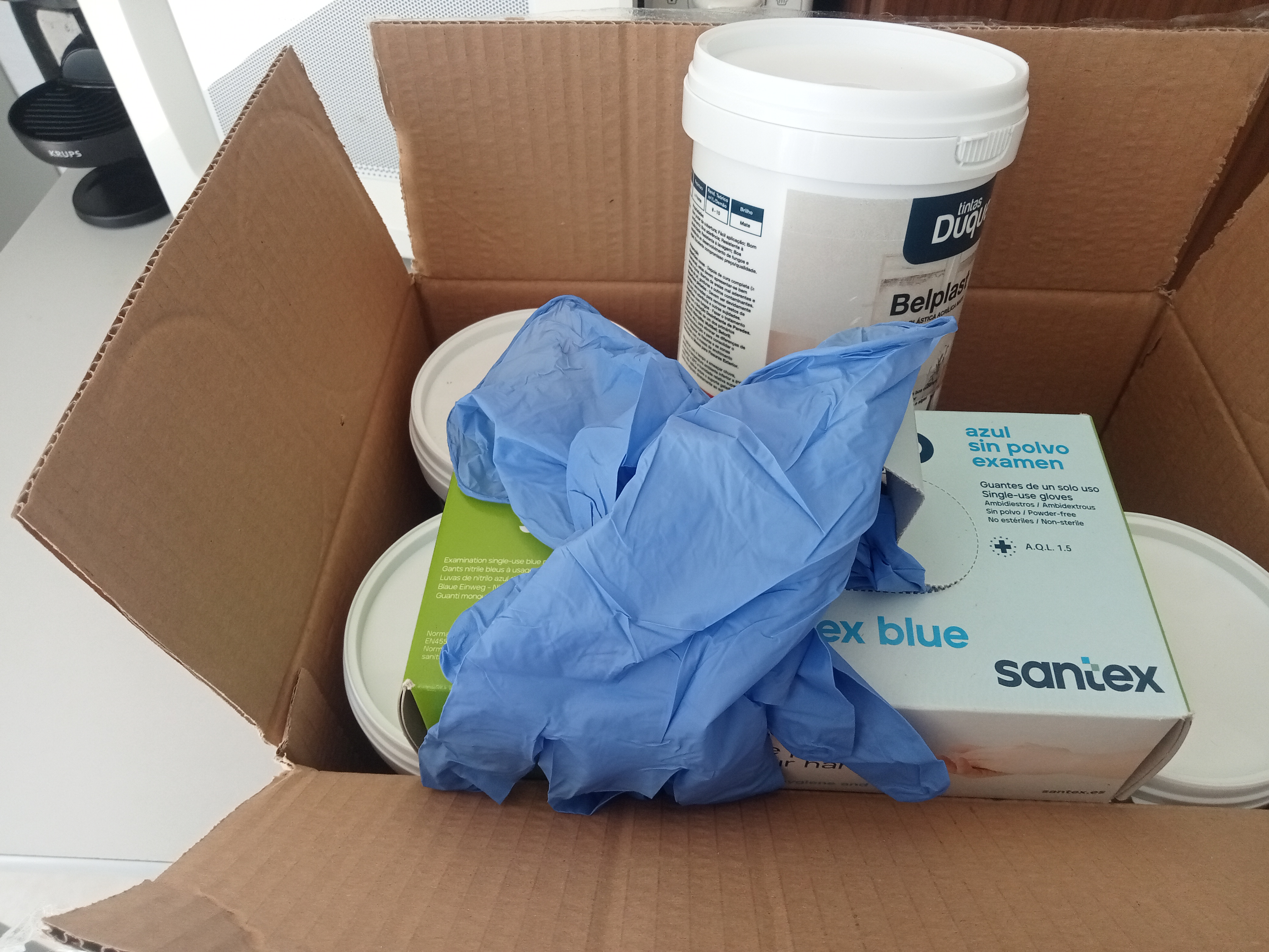 Material pronto, tintas alinhadas e muita cor preparada para dar vida ao projeto "O mar começa aqui..."