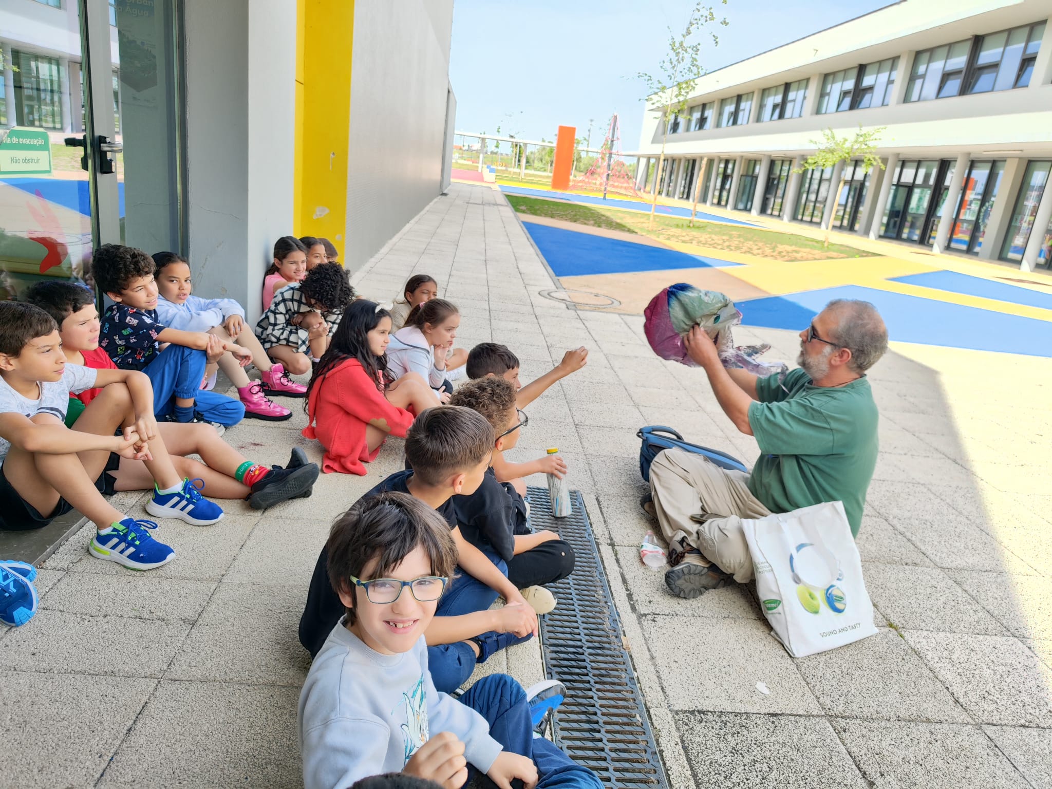 Atividade de educação ambiental sobre a problemática do lixo marinho, criada para o projeto "O mar começa aqui" - Eb José Mattoso