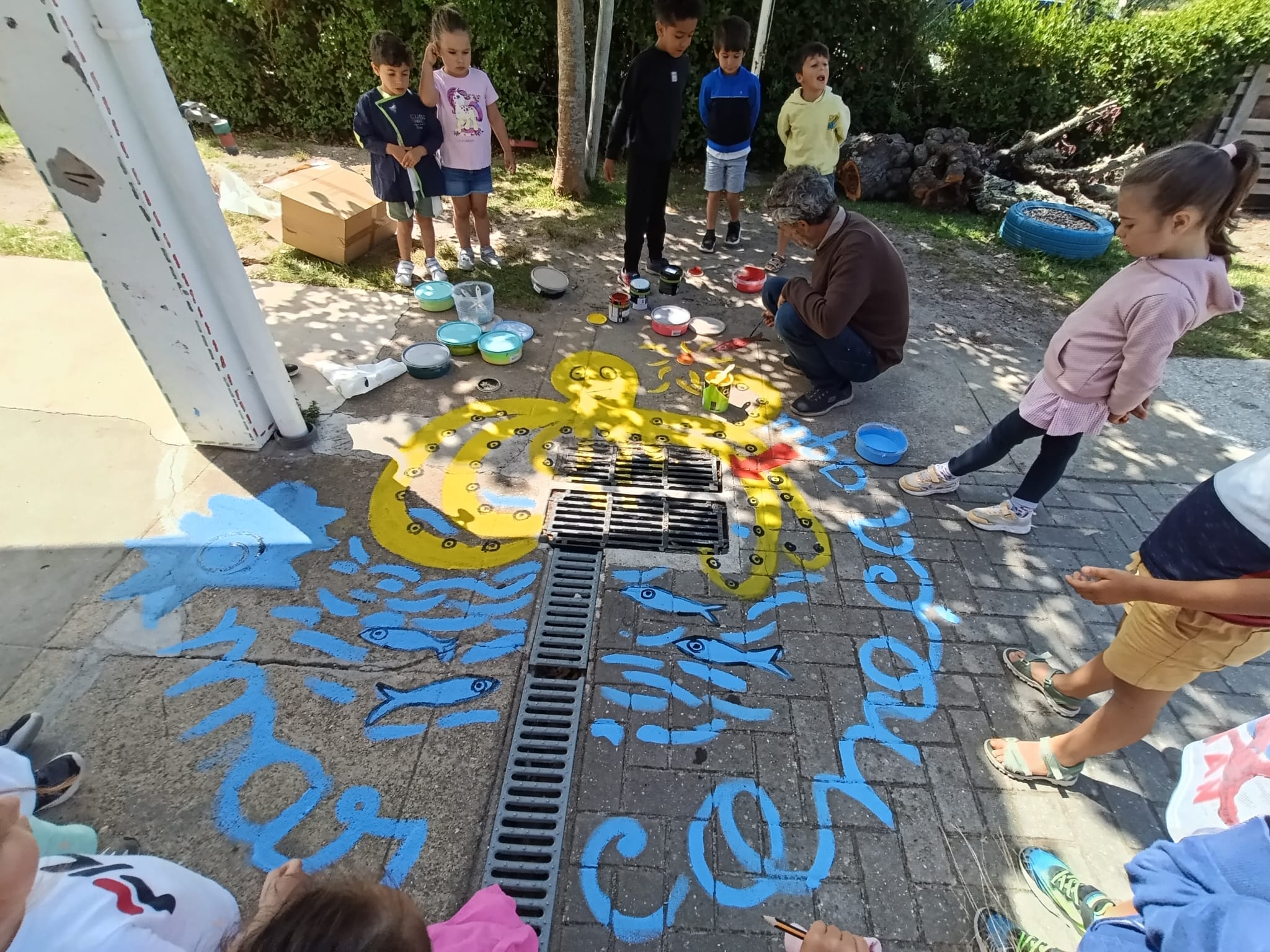 Pintura da sargeta pelas crianças do JI Reixida com o acompanhamento do artistica plastico contratado pelo Município de Leiria