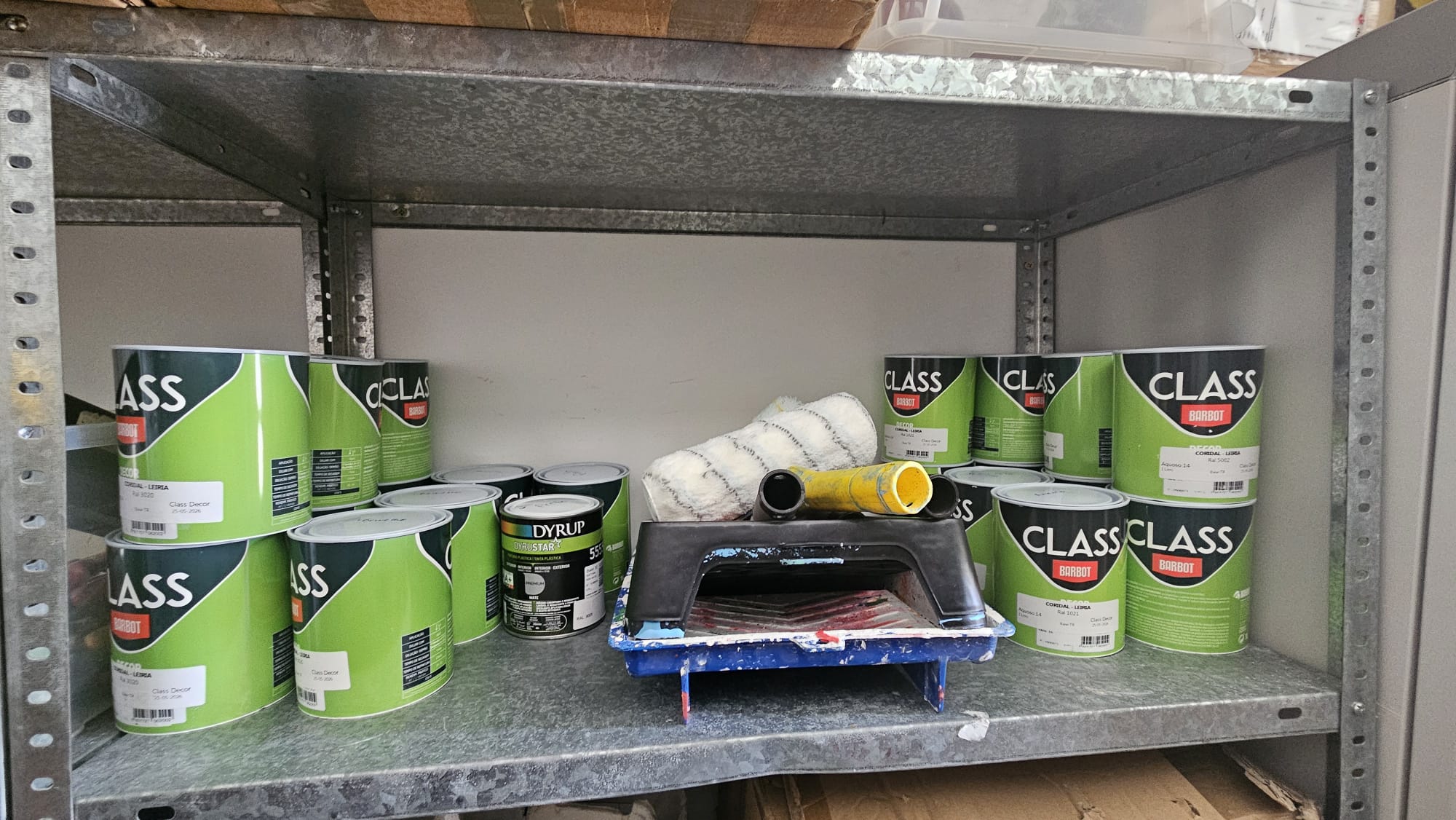 Materiais e consumiveis disponibilizados a cada uma das turmas para pintura das sarjetas