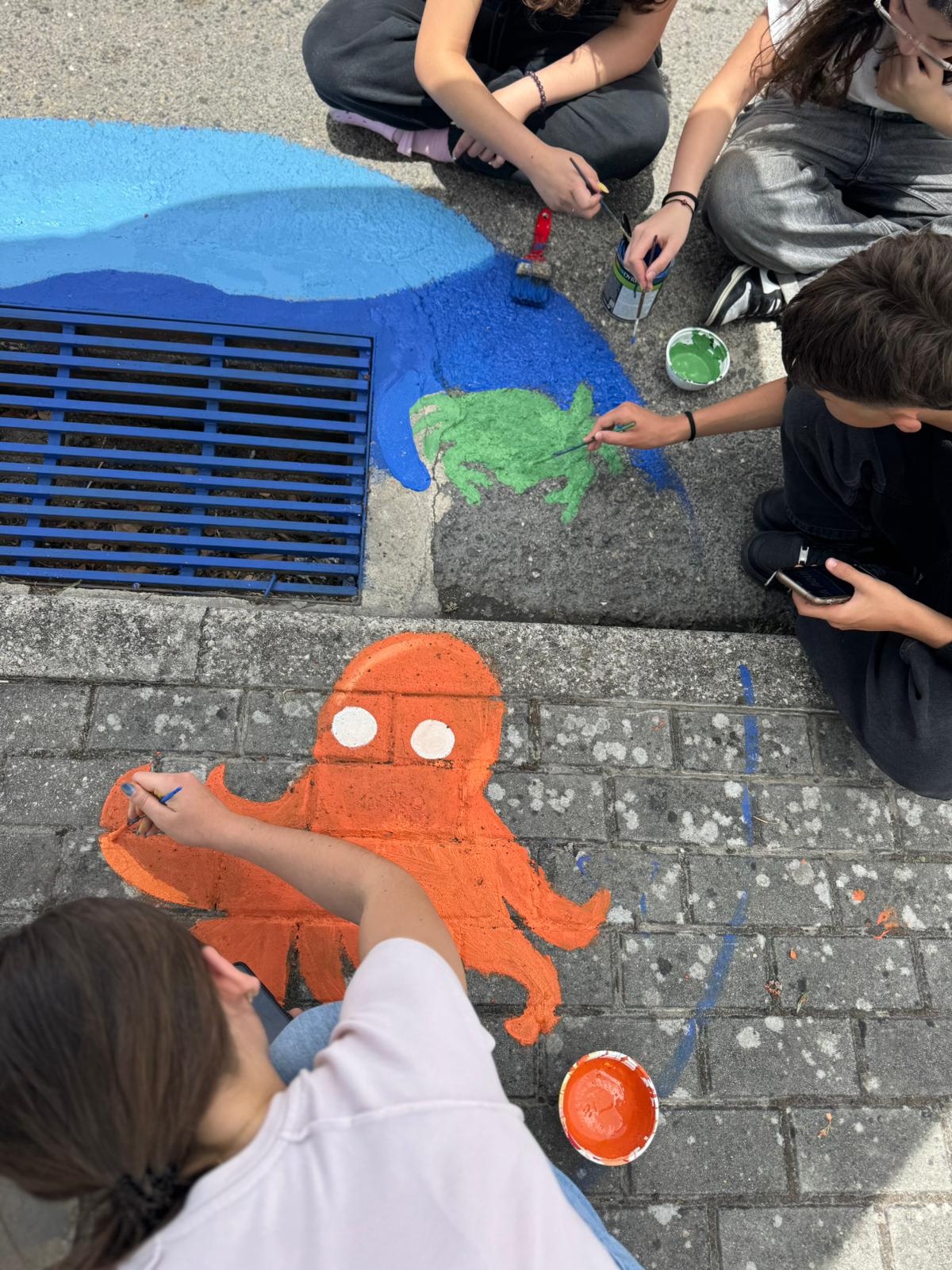 Pintura da sarjeta pelos alunos do Colégio Dr. Luís Pereira da Costa