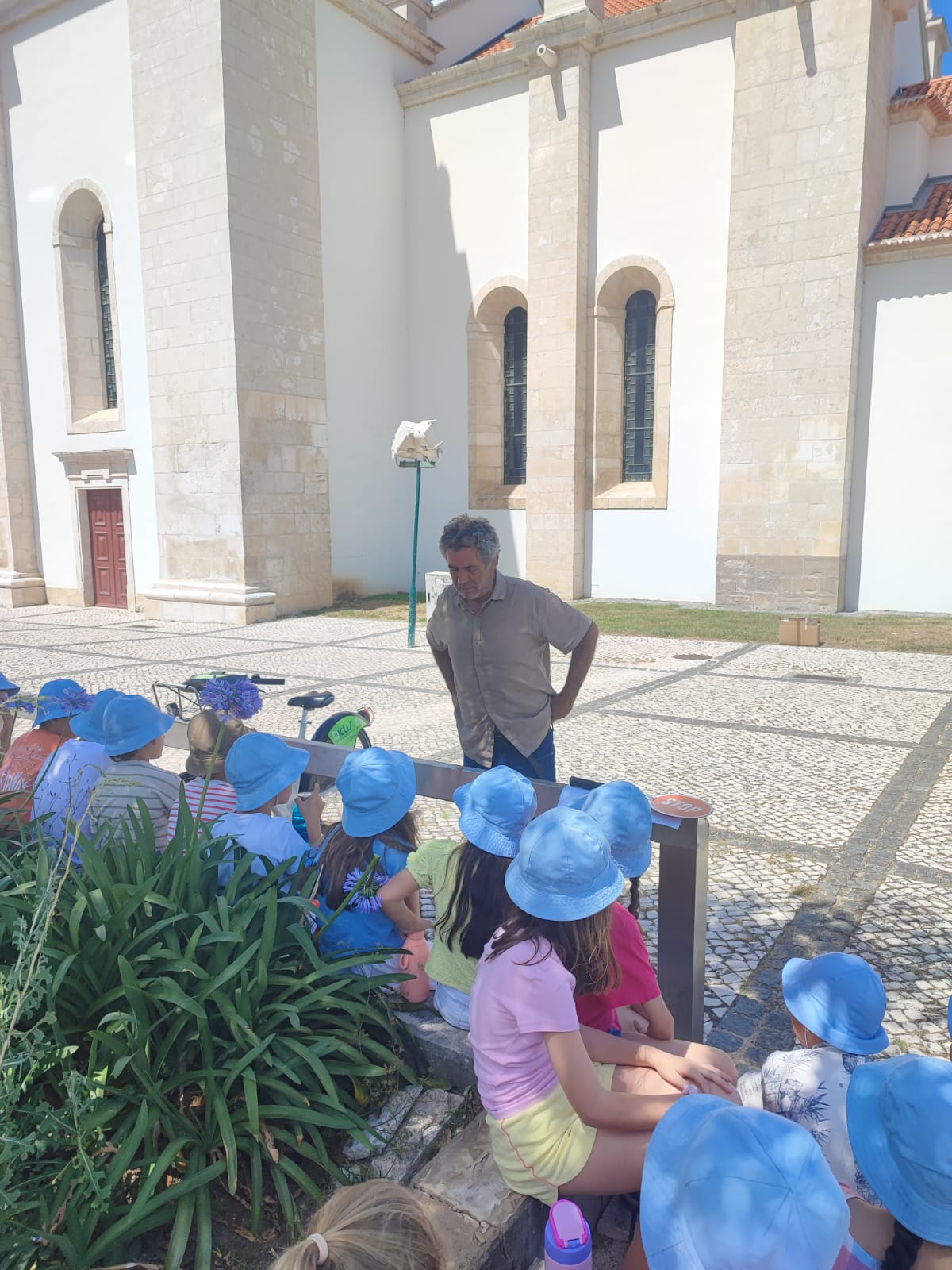 Pintura da sargeta pelas crianças do Jadim Escola João de Deus com o acompanhamento do artistica plastico contratado pelo Município de Leiria
