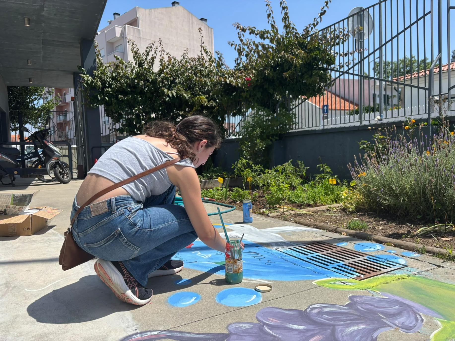 Finalização da pintura, com sol e o perfume da lavanda.do jardim.
