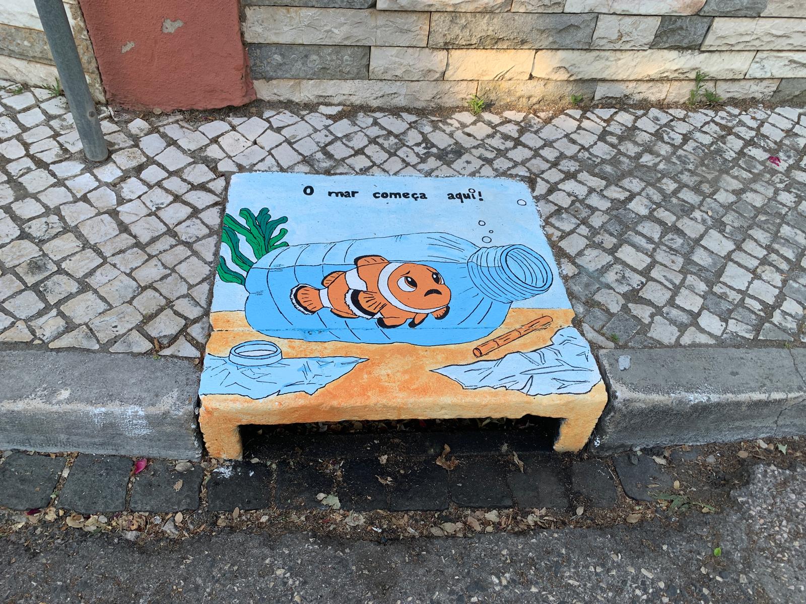 Observa-se um peixe-palhaço que, quando era pequeno, encontrou numa garrafa de plástico um abrigo seguro para se proteger dos perigos do oceano, como predadores e correntes fortes. Com o passar do tempo, o peixe cresceu e o refúgio passou a prisão.