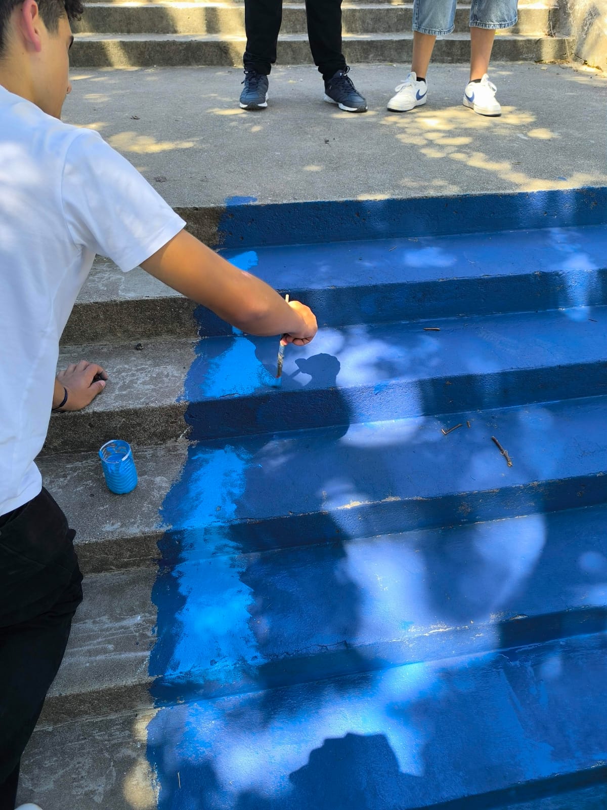 Pintura do arrastamento da água pelas escadas que conduzem à caixa de água