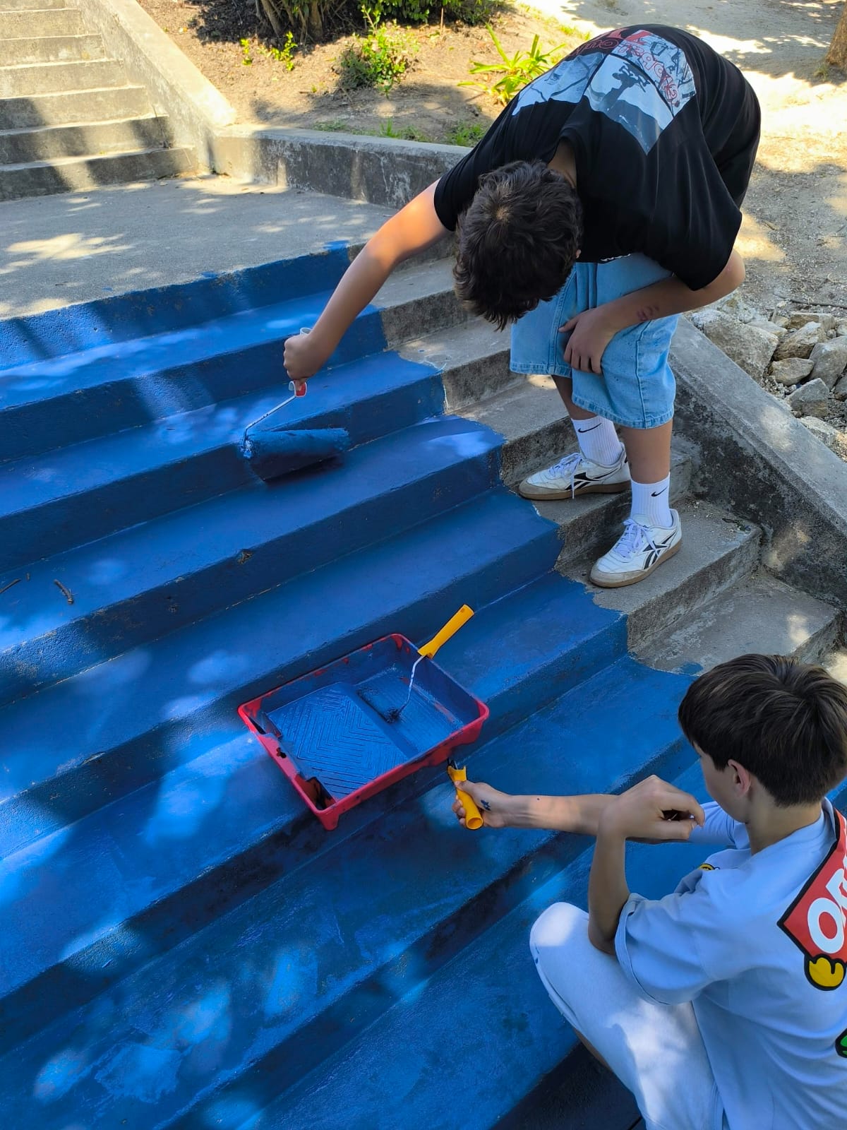 Pintura do arrastamento da água pelas escadas que conduzem à caixa de água