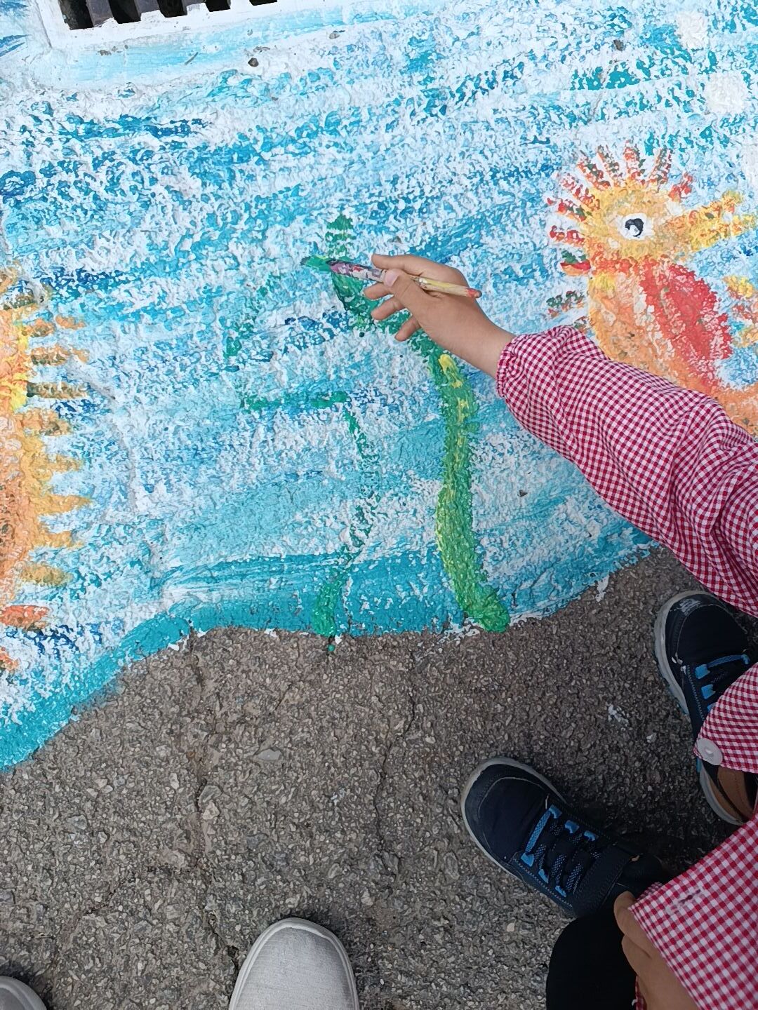 Pintar as algas do mar e as bolhas de ar.