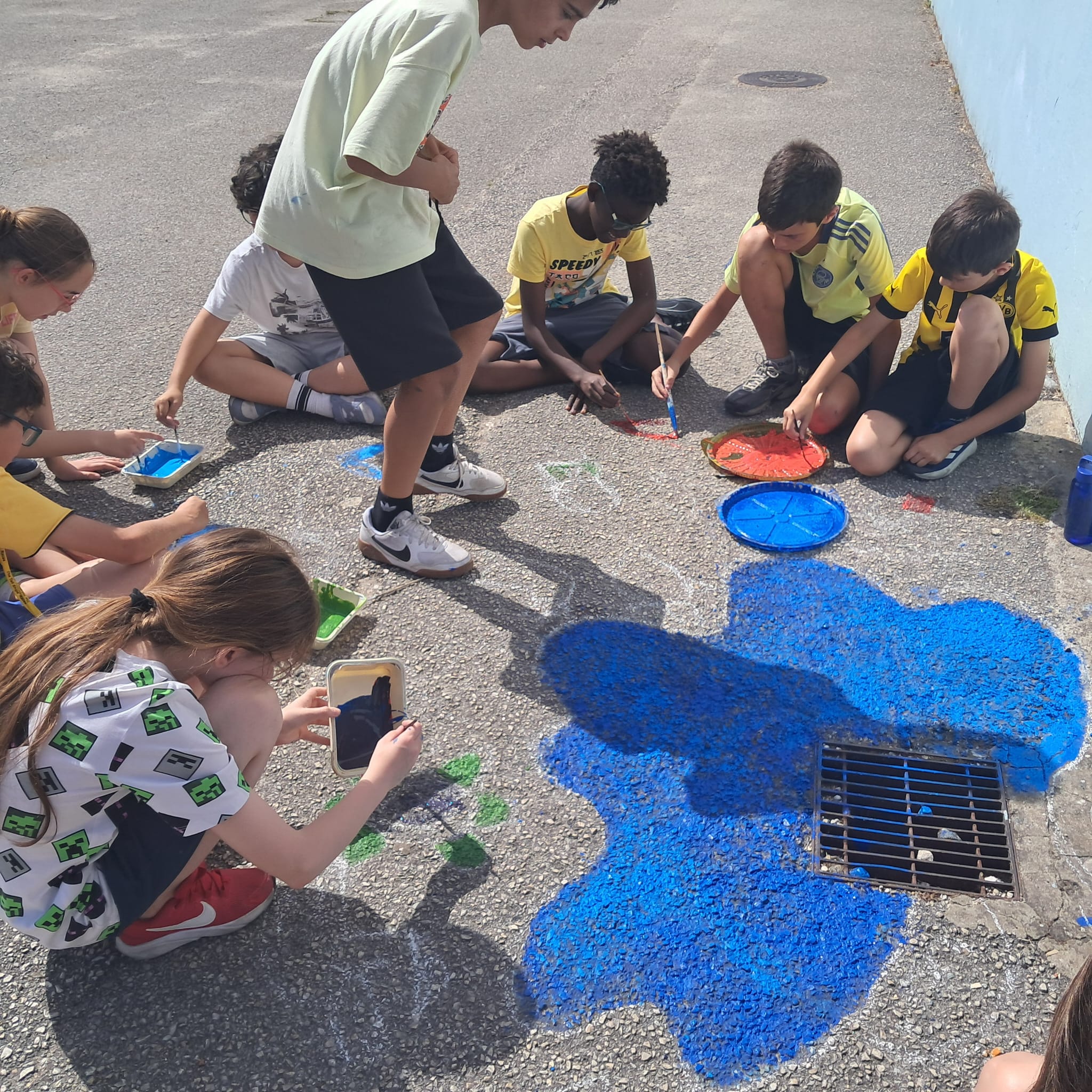 Alunos a pintar