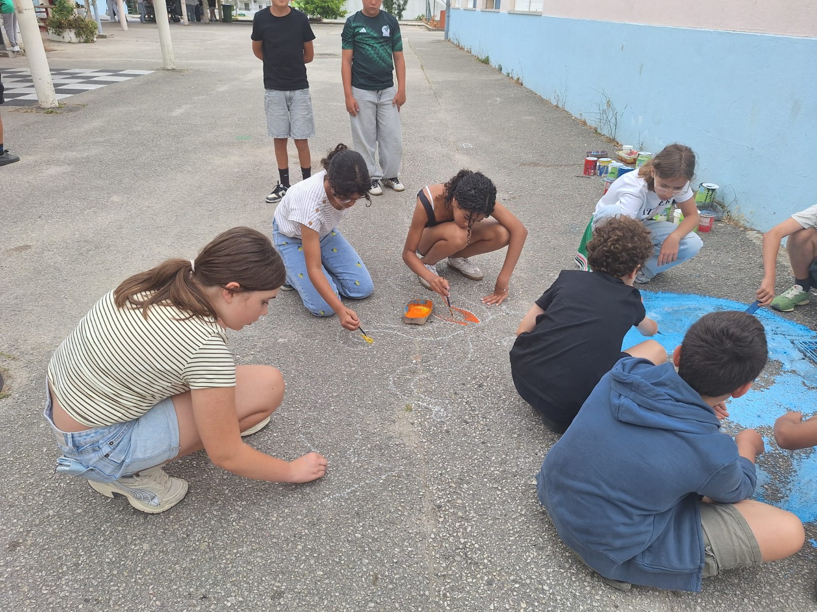 Alunos a pintar e a desenhar