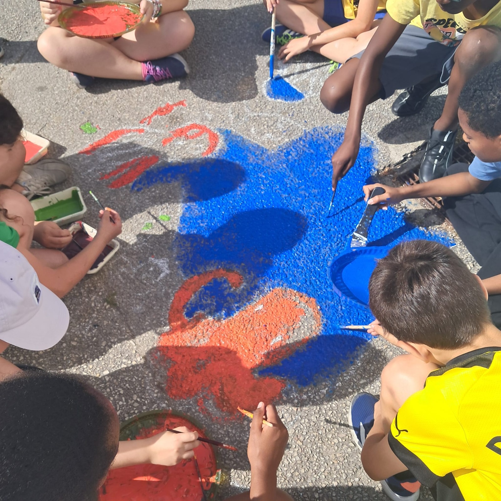 Alunos a pintar