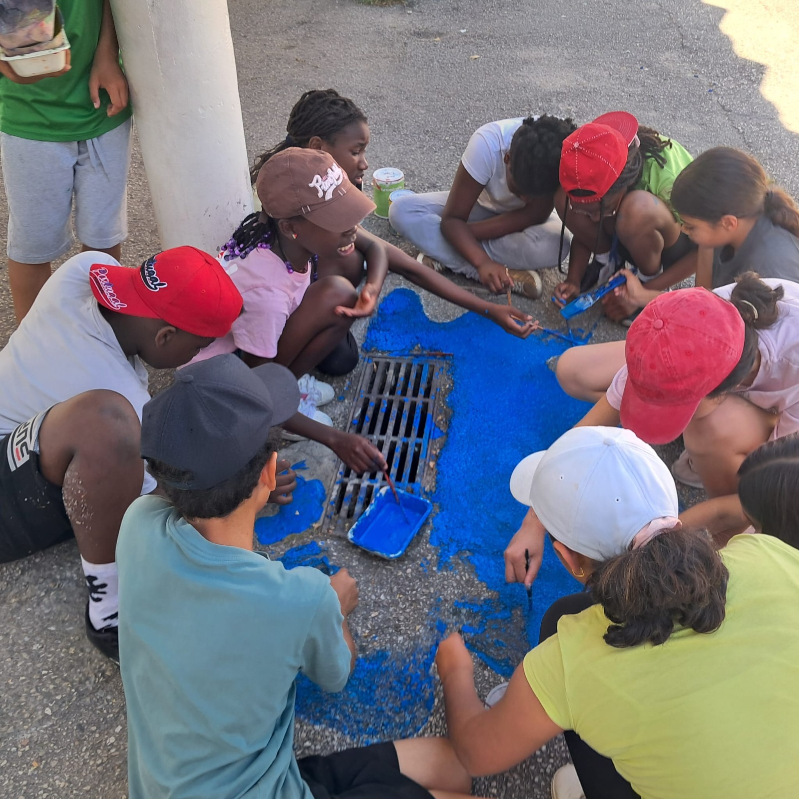 Alunos a pintar