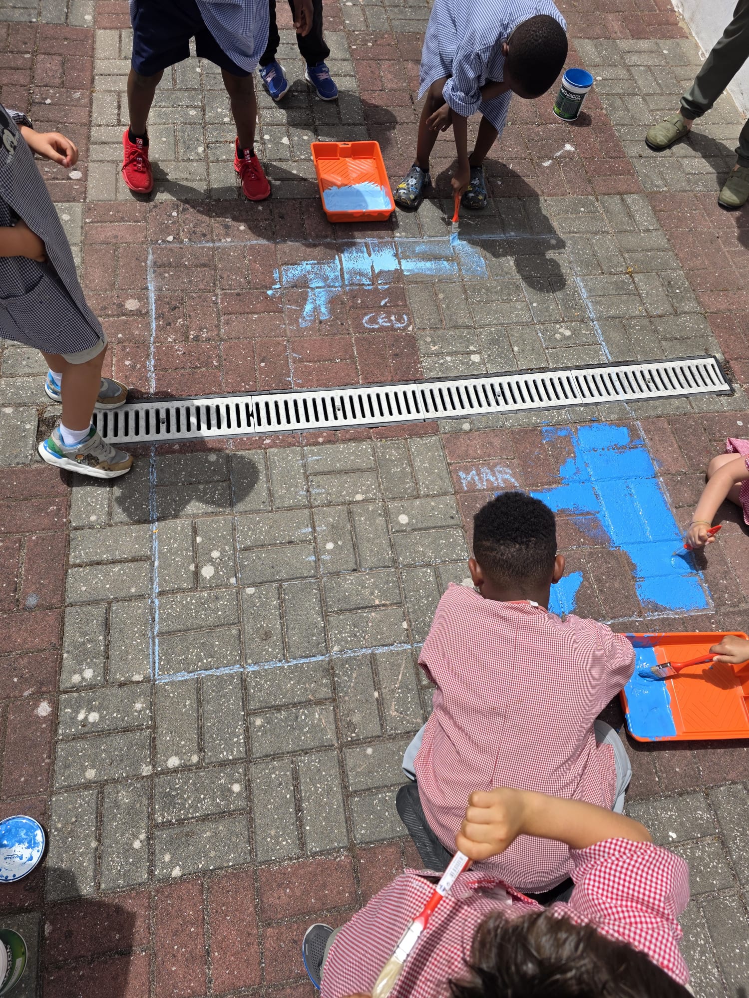 Execução da pintura pelos alunos e alunas, e alguns detalhes. - 2