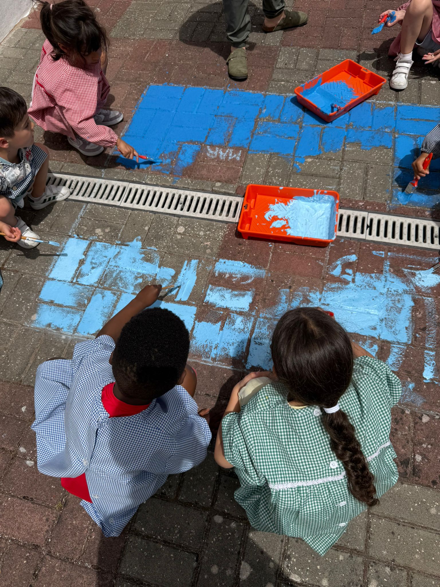 Execução da pintura pelos alunos e alunas, e alguns detalhes. - 3