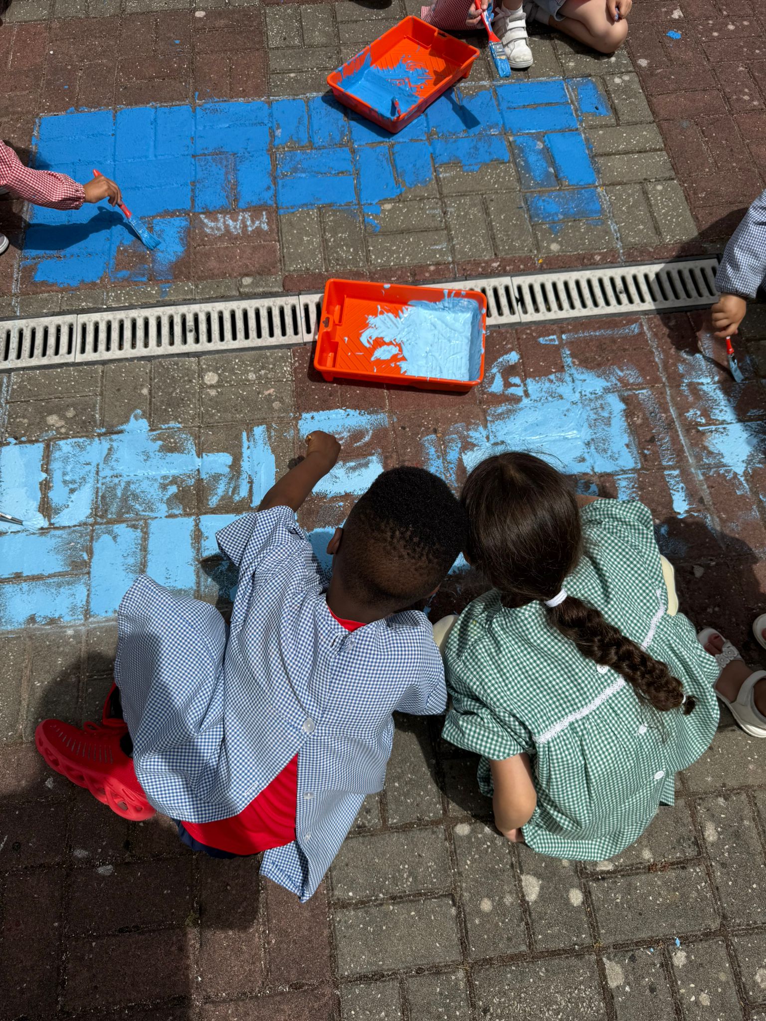 Execução da pintura pelos alunos e alunas, e alguns detalhes. - 4