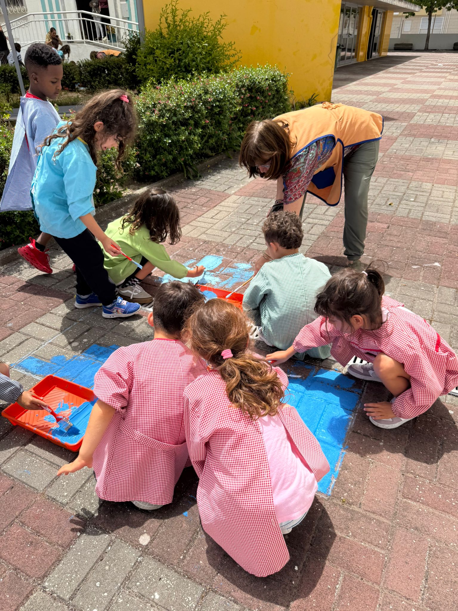 Execução da pintura pelos alunos e alunas, e alguns detalhes. - 5