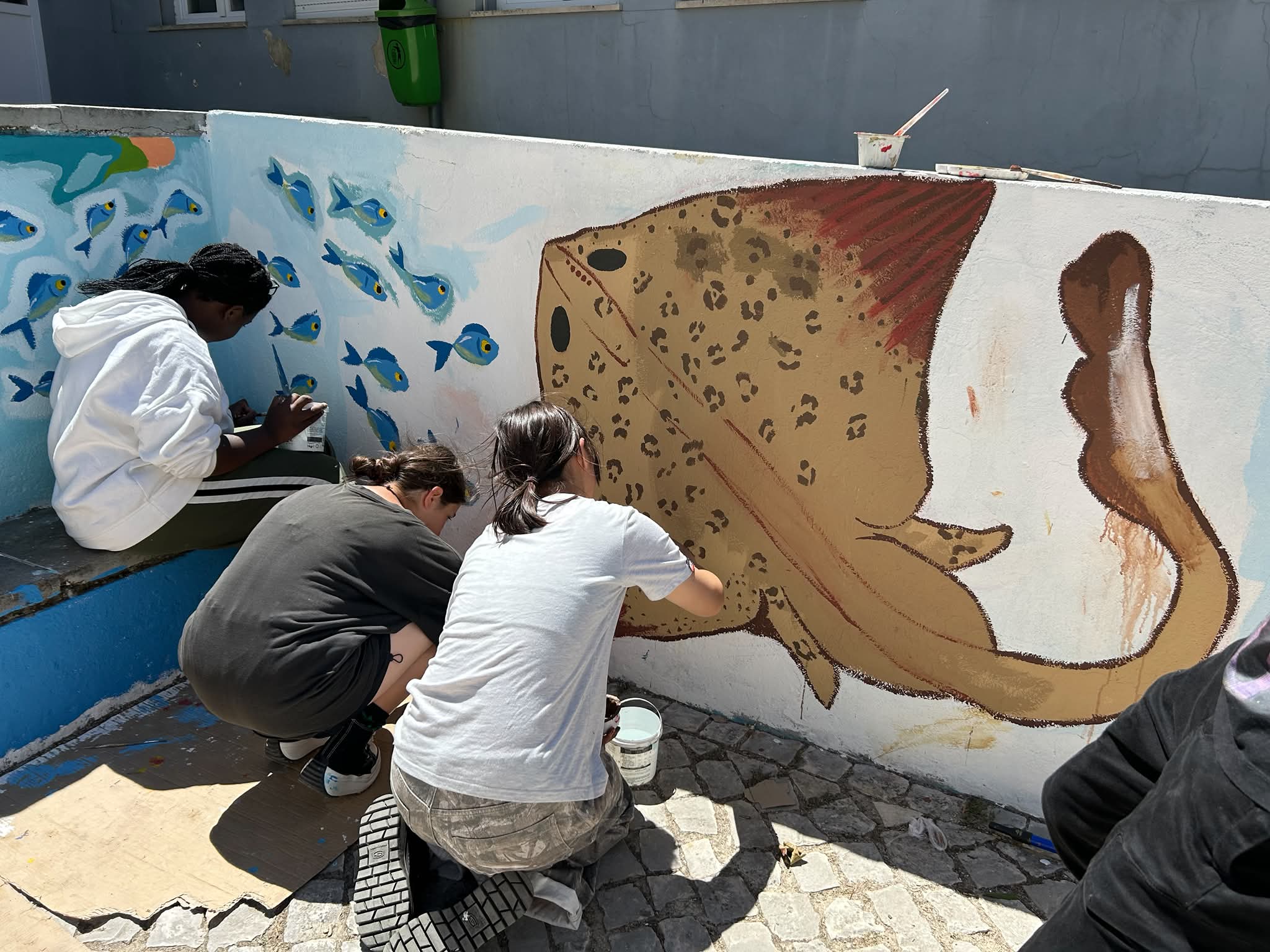 Pintura da raia-lenga e do fundo marinho, evidenciando a biodiversidade dos ecossistemas aquáticos.