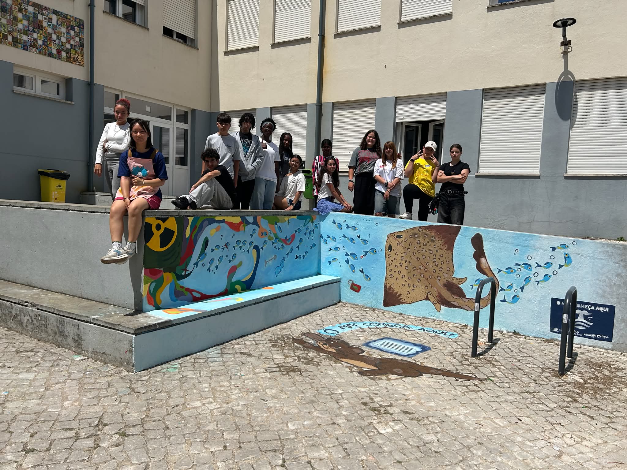 Fotografia final reunindo os alunos que colaboraram na conceção e execução deste trabalho, evidenciando o espírito de equipa e o empenho demonstrados ao longo do projeto.