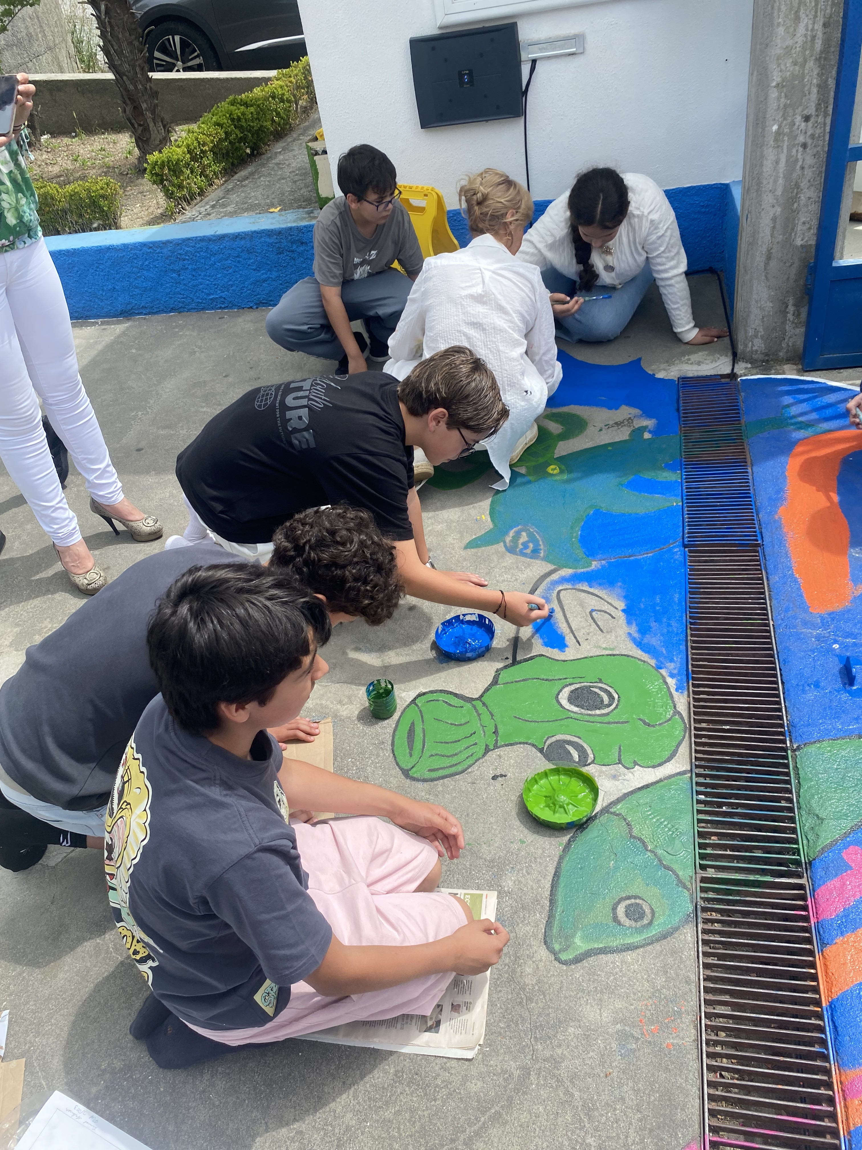 A concretização do projeto contou com o importante apoio da Autarquia, que colaborou através da disponibilização das tintas necessárias para a execução da pintura. Este apoio foi fundamental para a realização da iniciativa e demonstrou o compromisso da comunidade local com a educação ambiental.O projeto foi divulgado através dos meios de comunicação da escola e das redes sociais institucionais, permitindo partilhar o trabalho realizado pelos alunos e sensibilizar um público mais alargado para a temática da preservação dos recursos hídricos e dos oceanos.