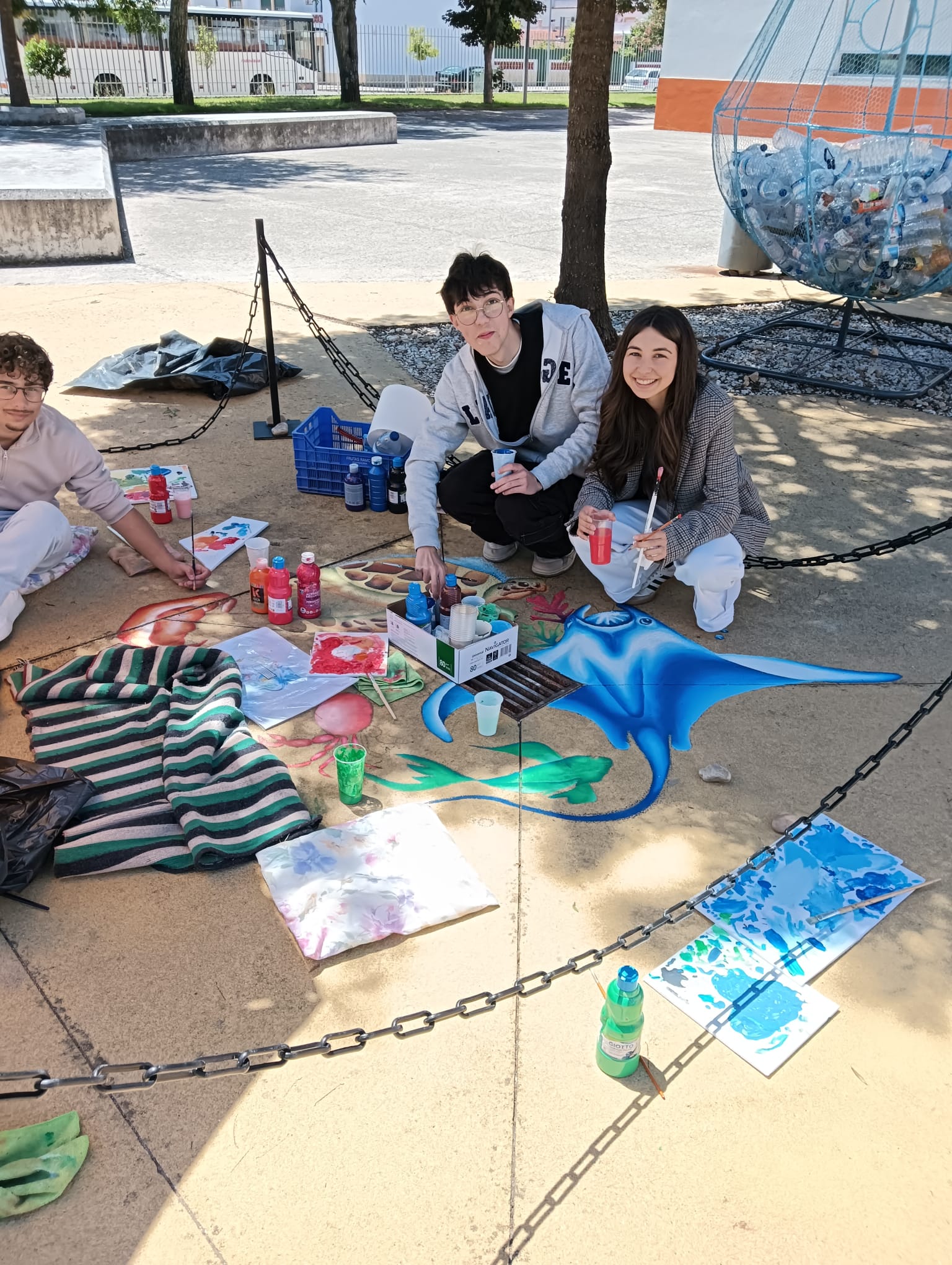 Alunos a pintar