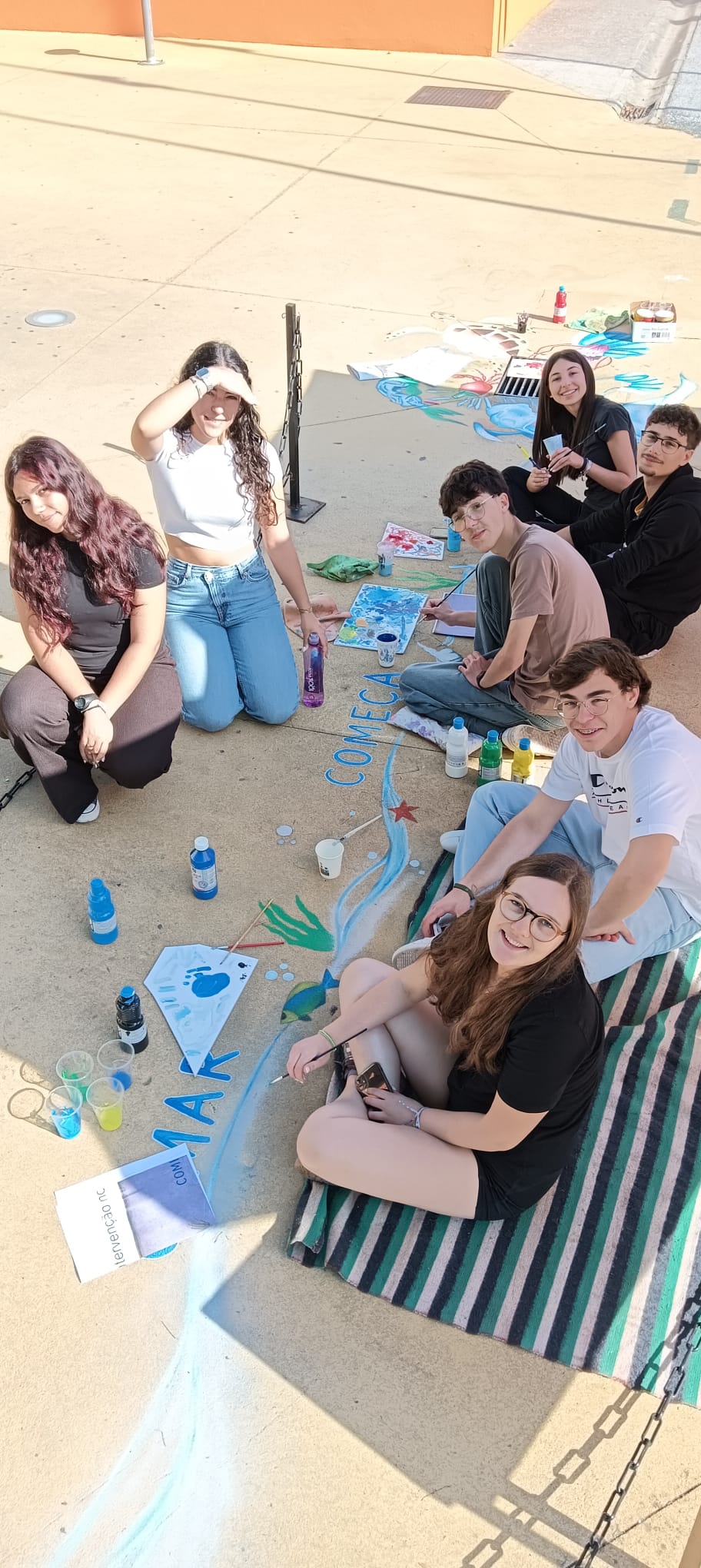 Alunos a pintar
