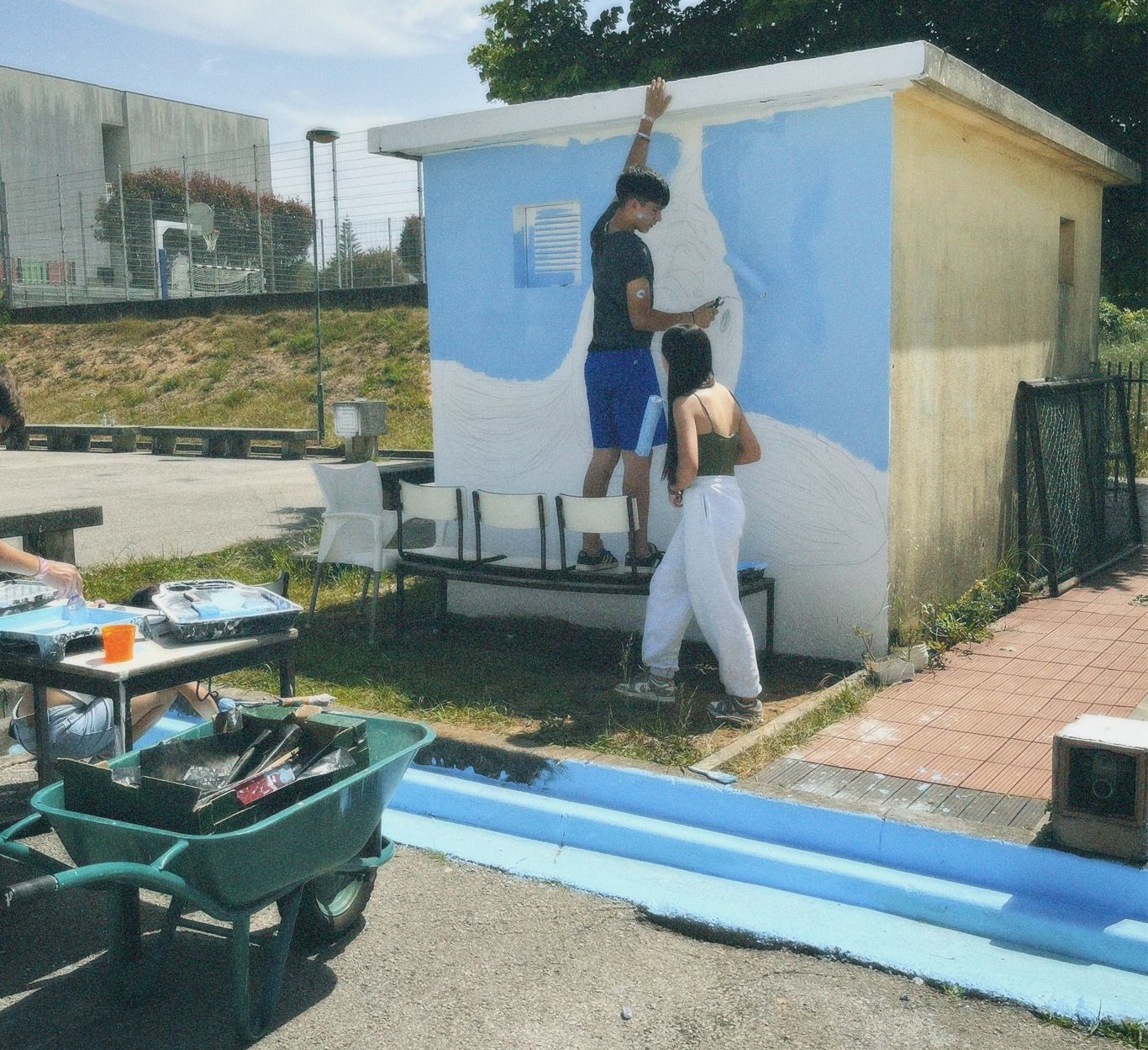 - Pintura do muro, juntos às sarjetas, onde se desenhou o peixe.