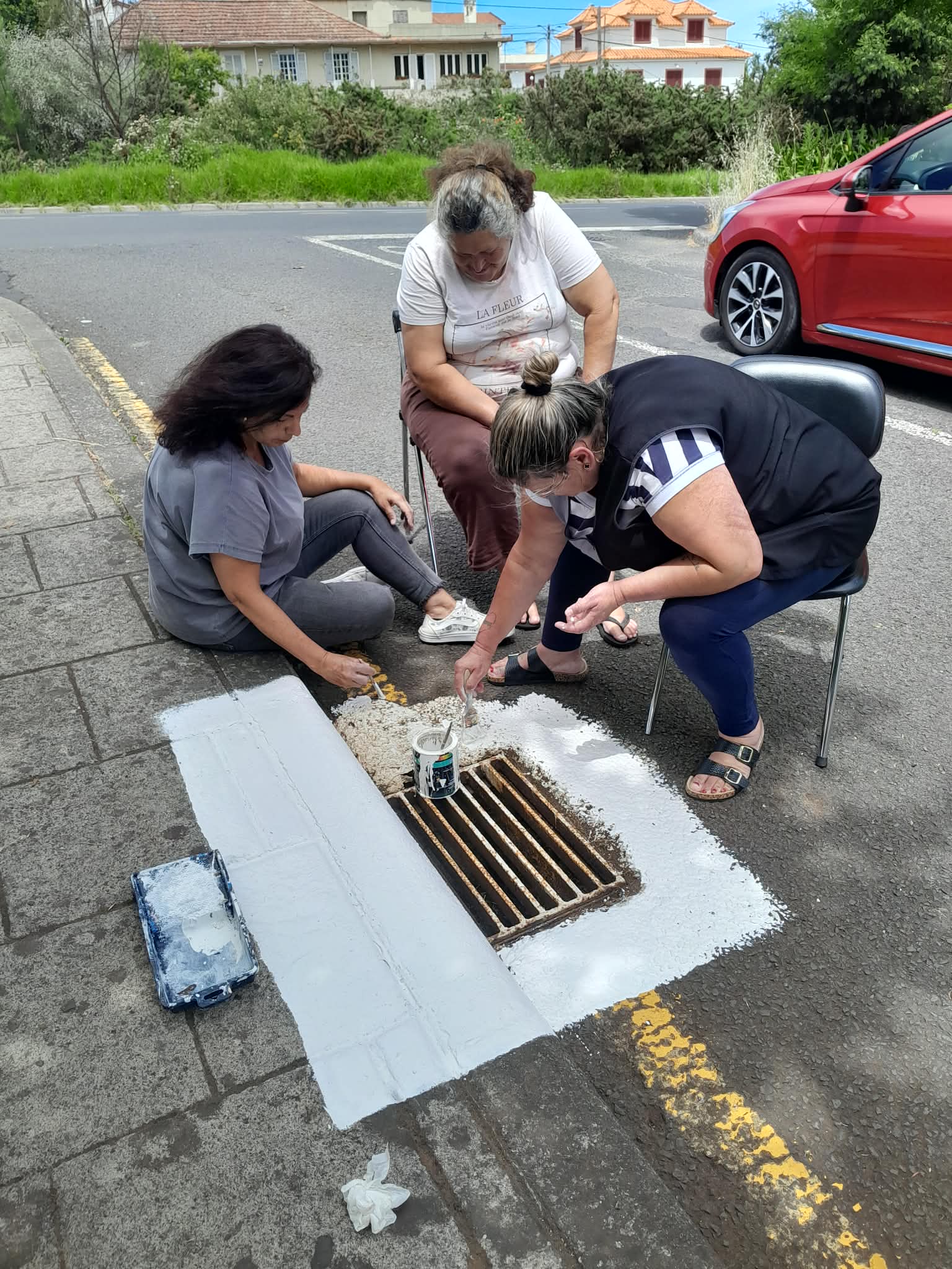 Pintura do exterior da sarjeta.