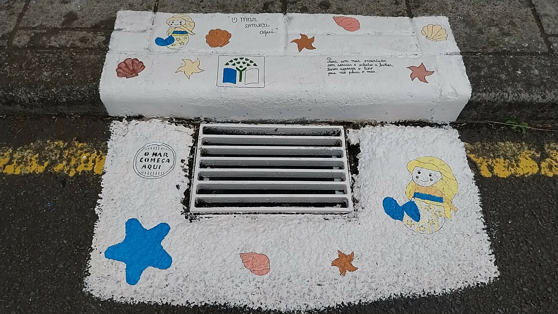 Registo da sarjeta pintada com uma quadra: