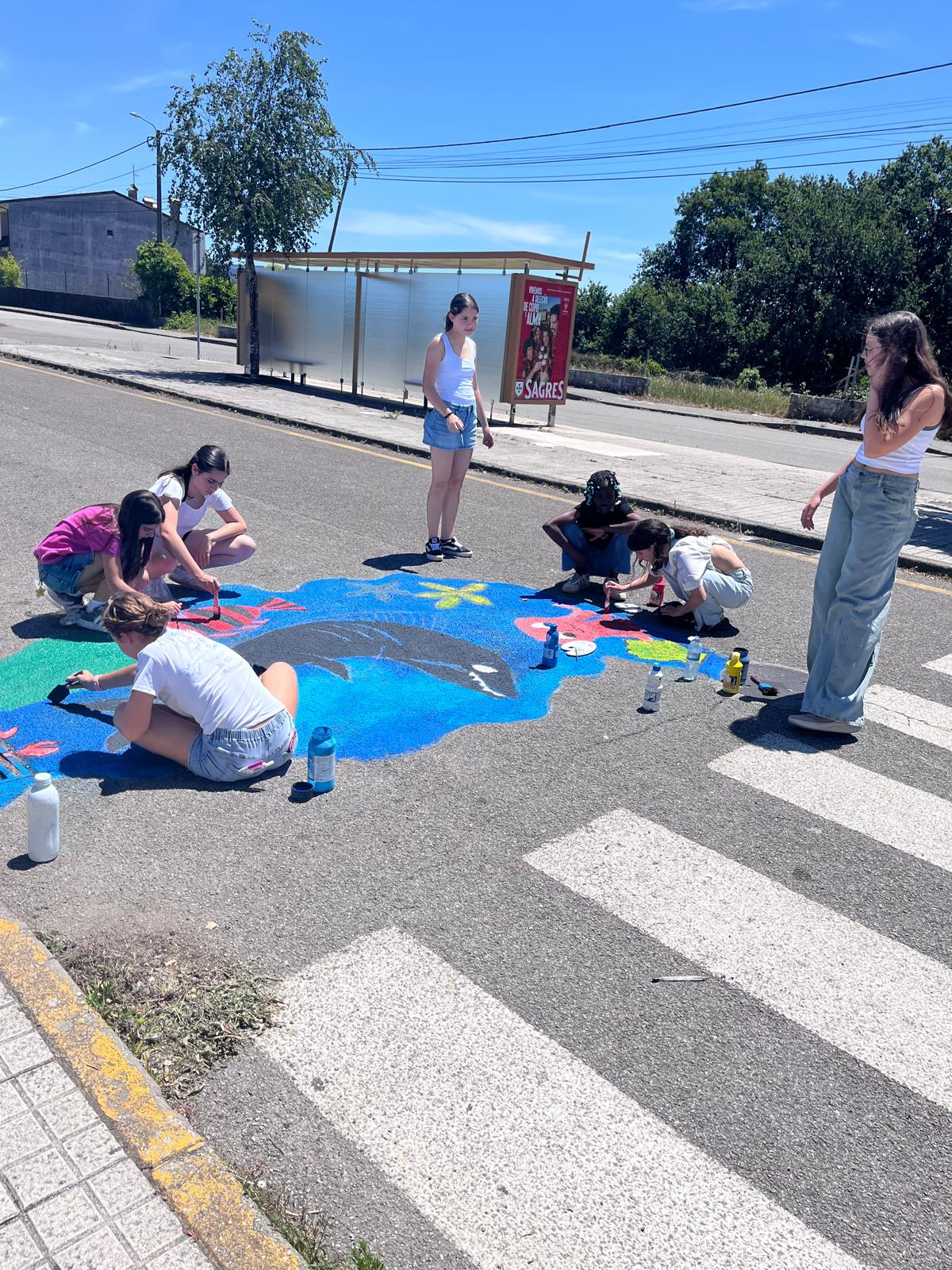 Alunos de 5º e 6º anos a pintarem o projeto final.