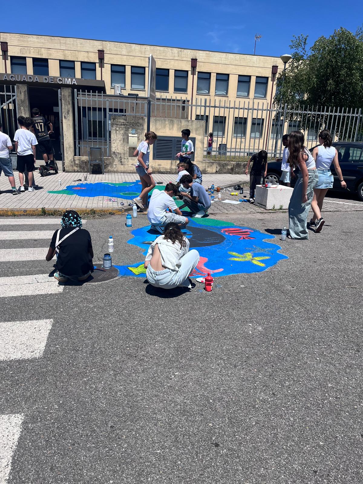 Alunos de 5º e 6º anos a pintarem o projeto final.
