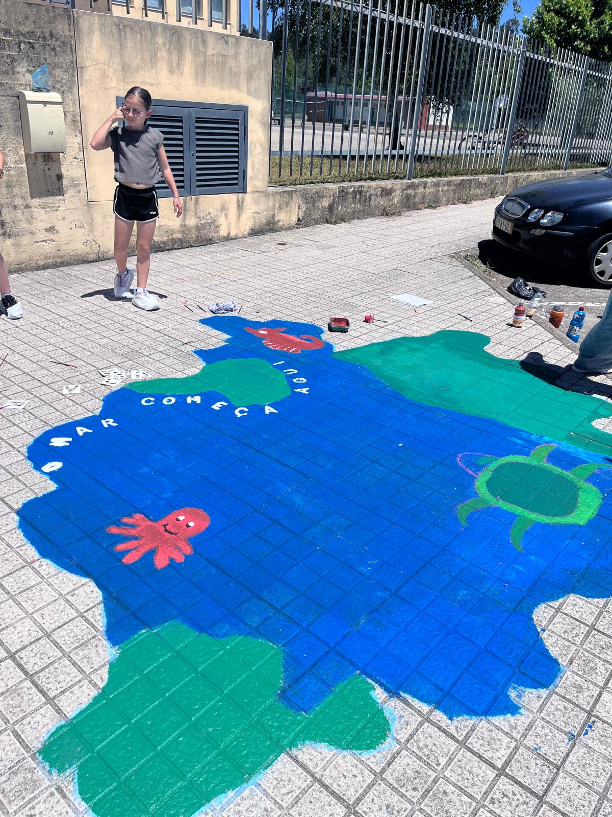Alunos de 5º e 6º anos a pintarem o projeto final.