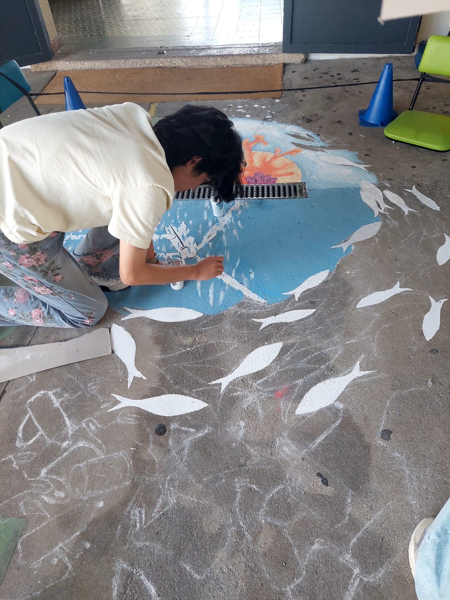 O aerogerador refletido na água