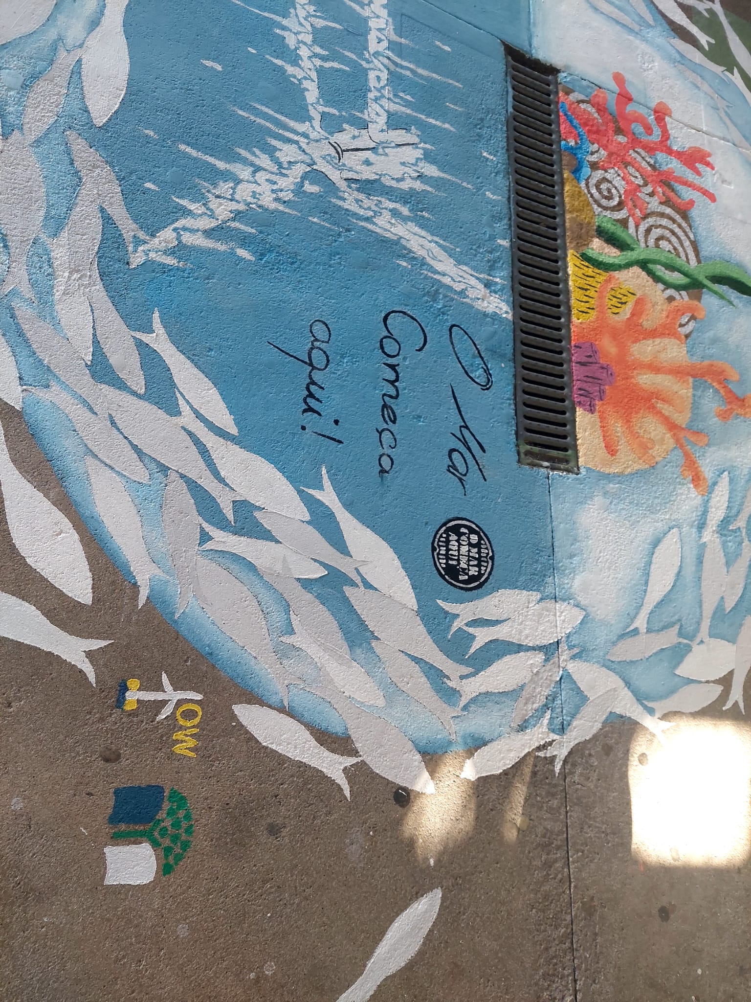 Aplicação dos stencils e da frase - O Mar começa aqui.