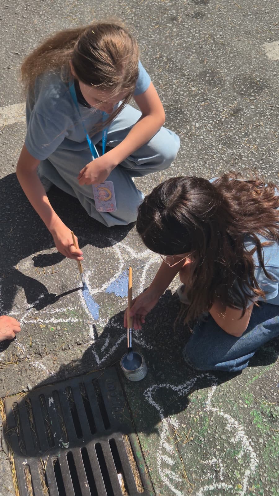Alunos a pintar.