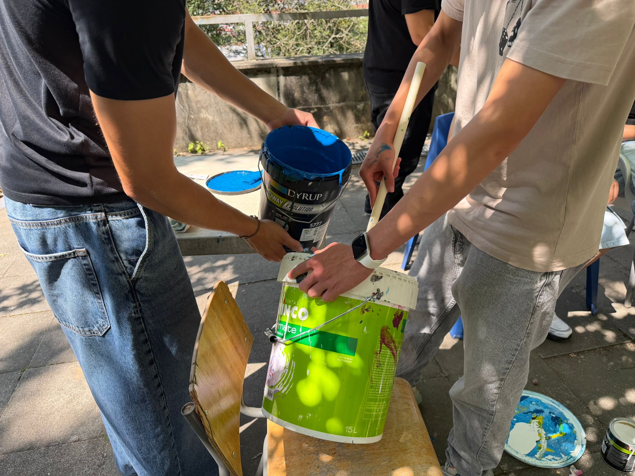 Mistura de tintas para fazerem cores que precisam