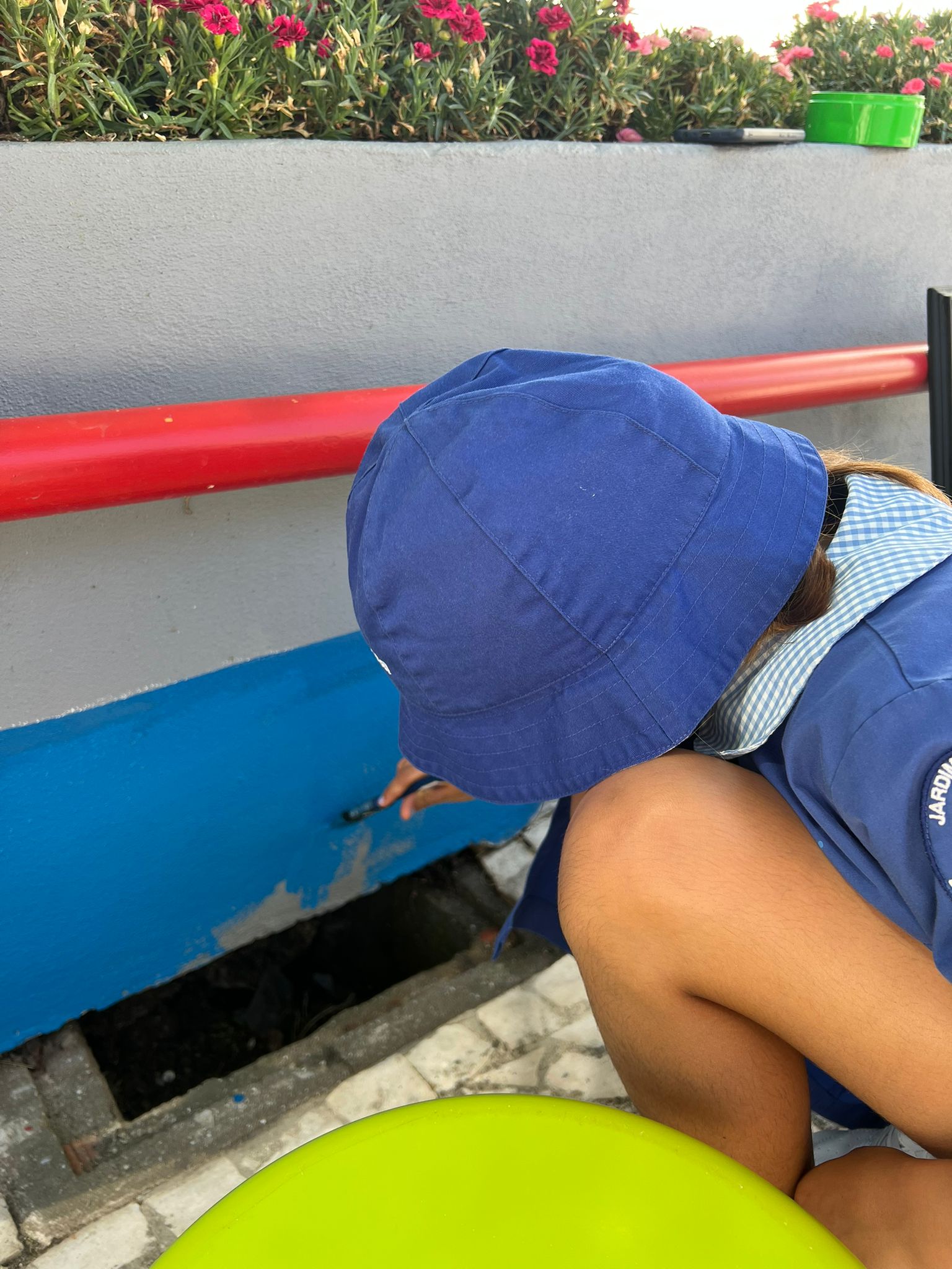 Aluno a pintar o mar