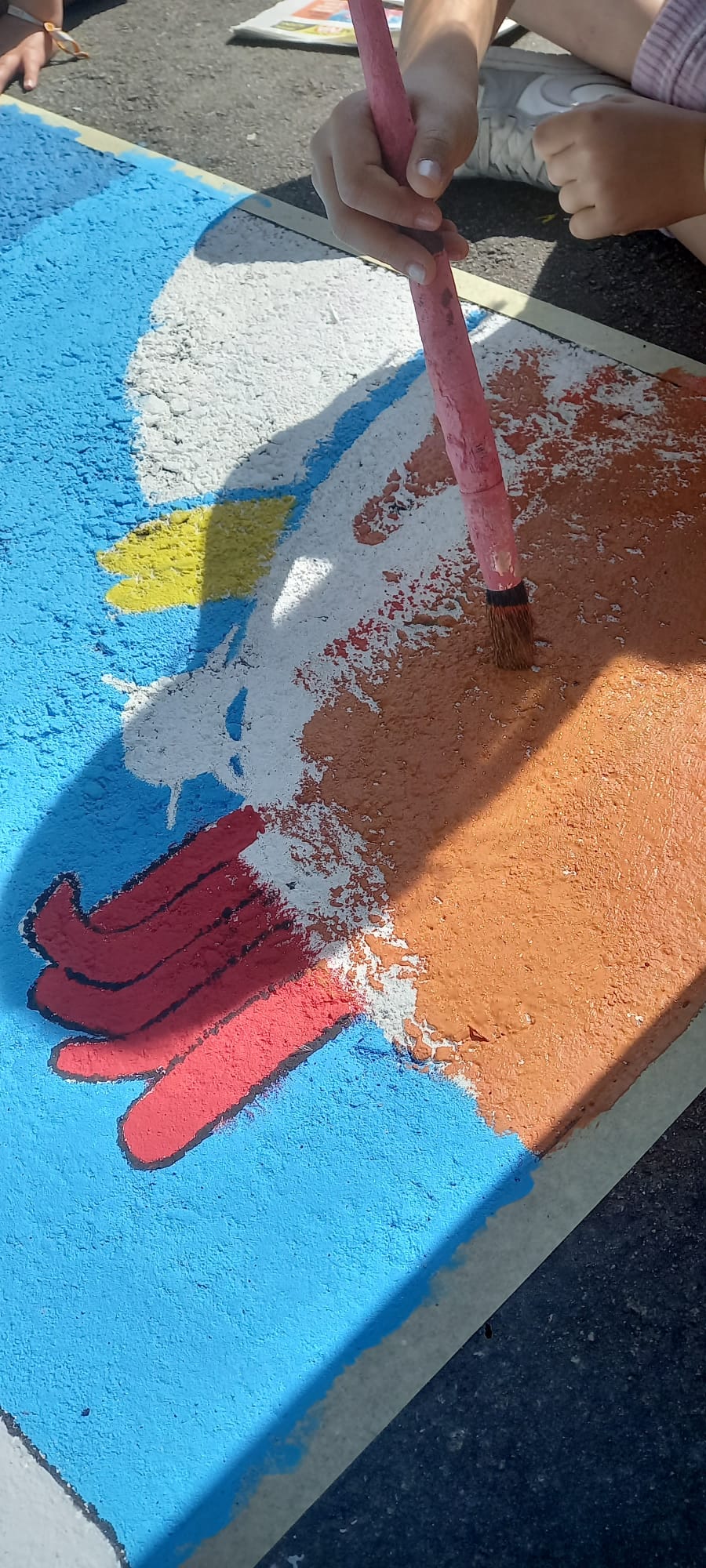 Pintura do mar e outros elementos.
