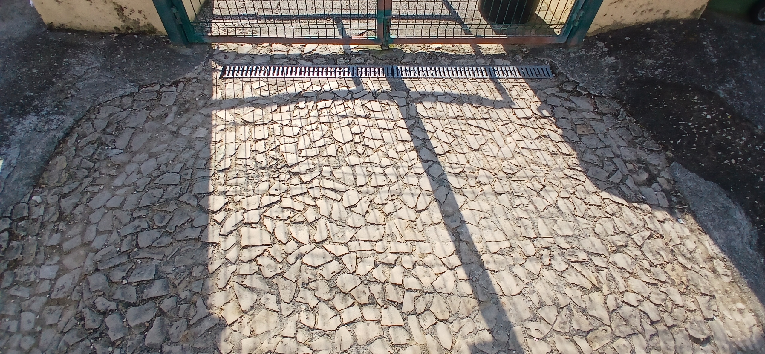 Processo de construção da pintura da sarjeta.