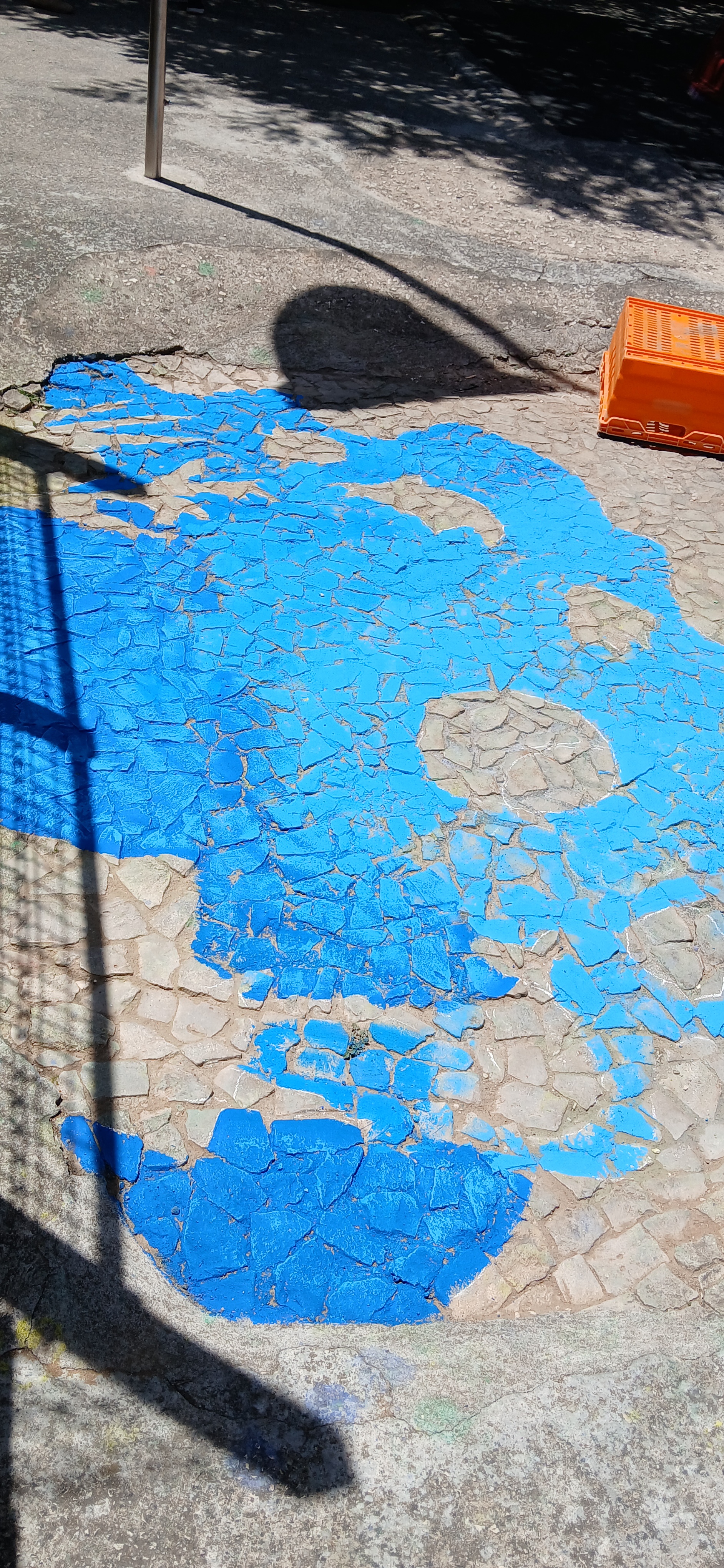 Processo de construção da pintura da sarjeta.