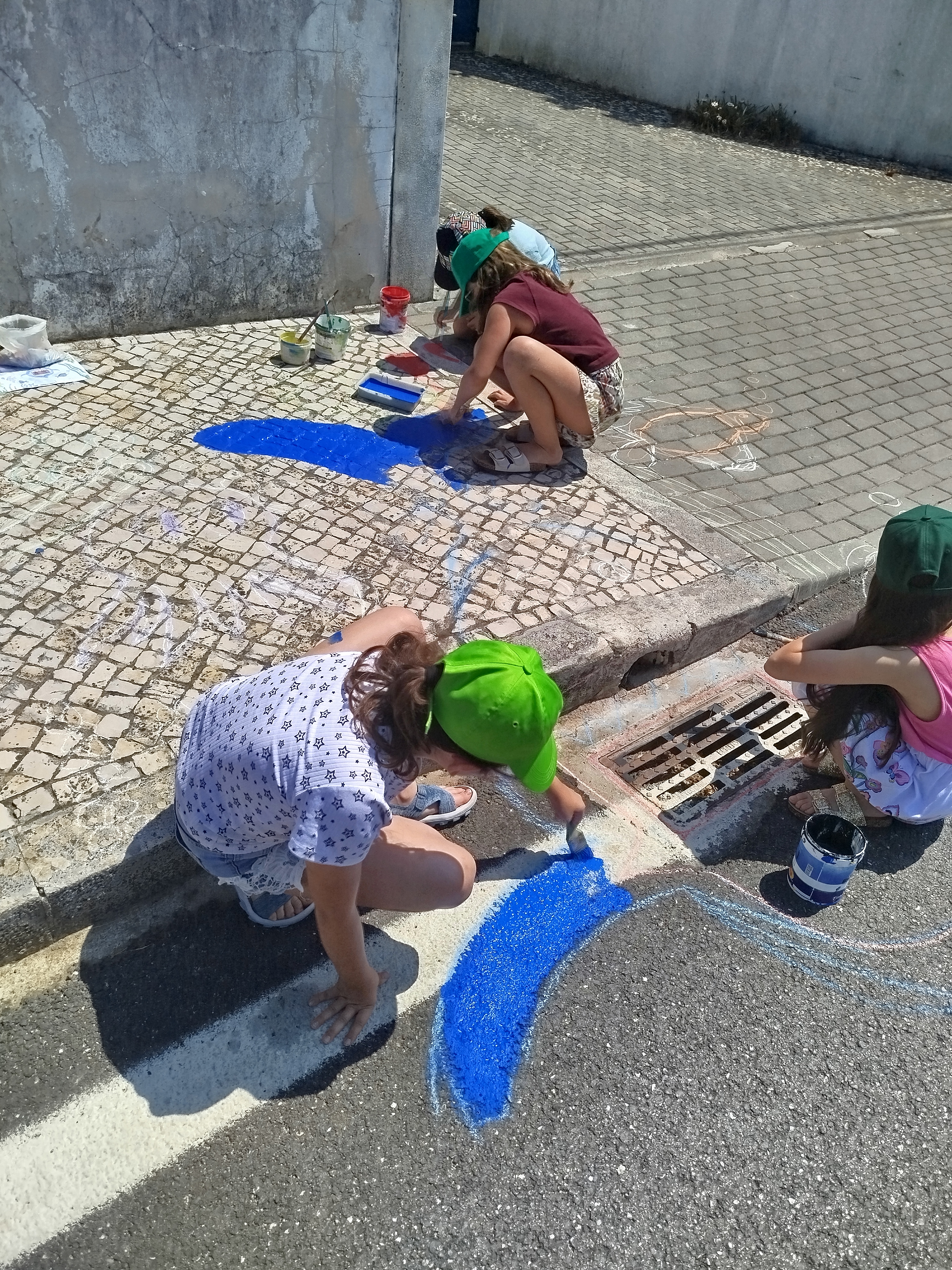 Crianças a Decorar o Espaço da Sarjeta