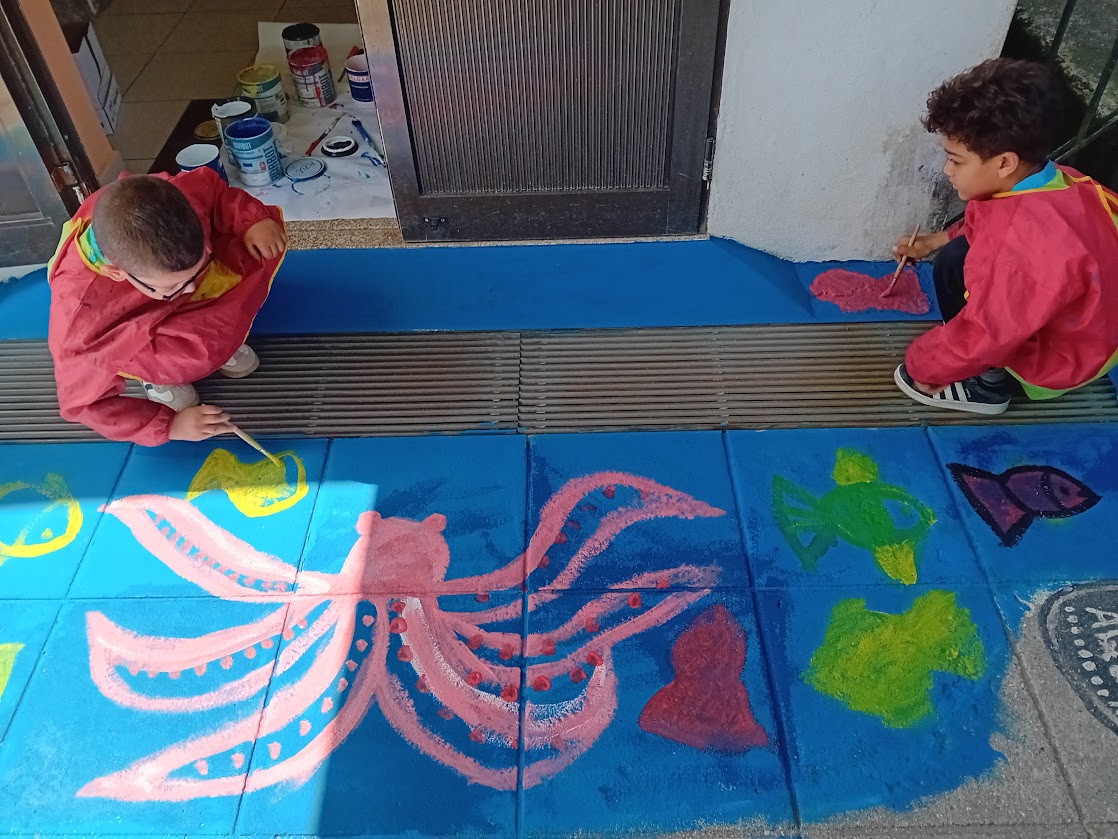 pintar peixes coloridos em volta do polvo...