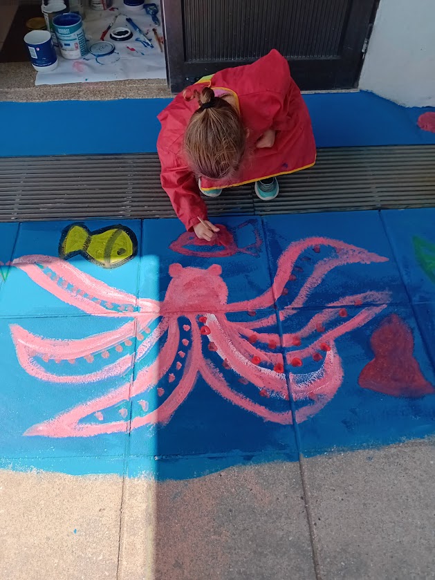 Desenhar o polvo e os seus braços.