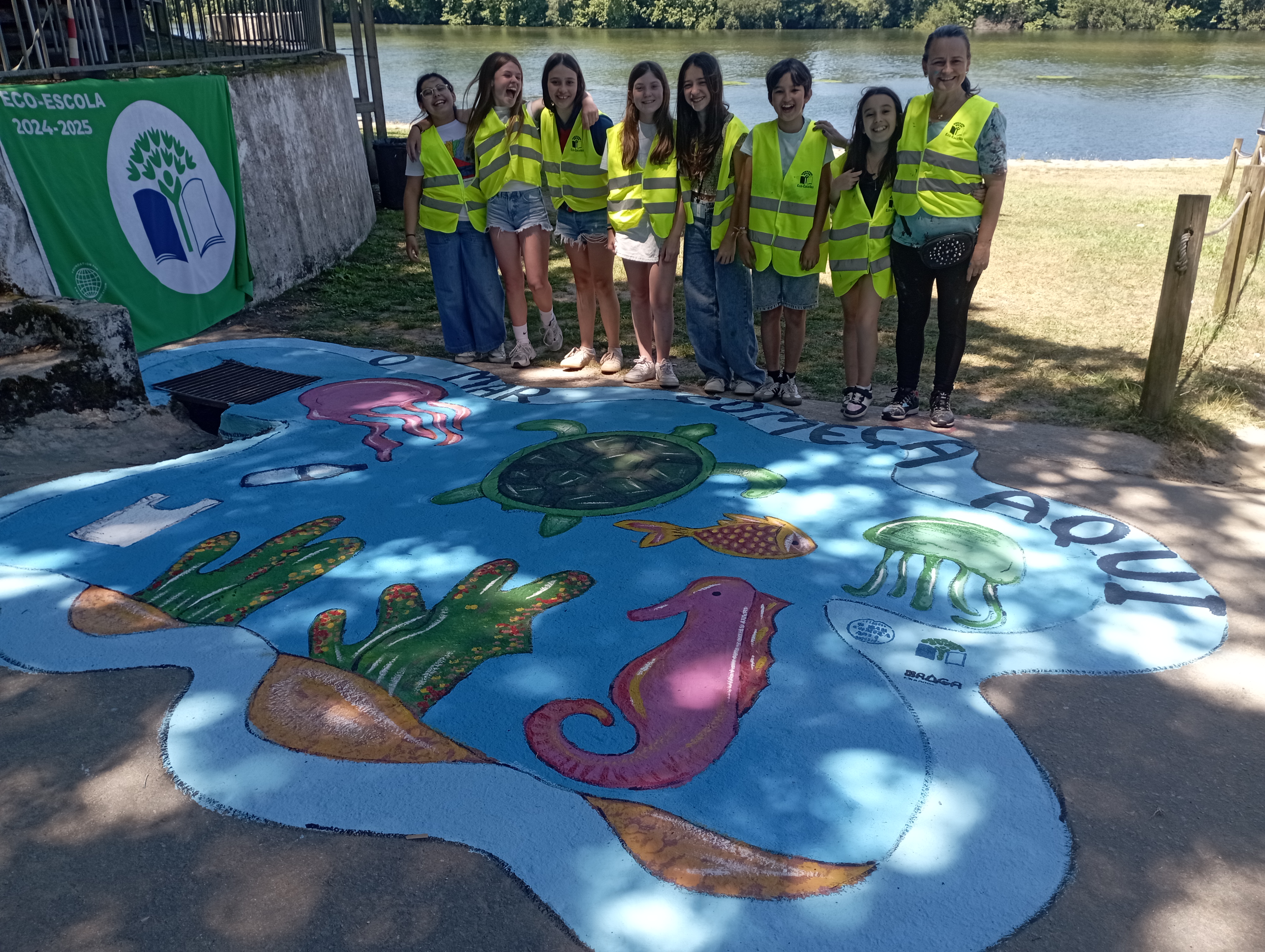 Orgulho e entusiasmo dos participantes no trabalho artístico final de Arte de Rua.