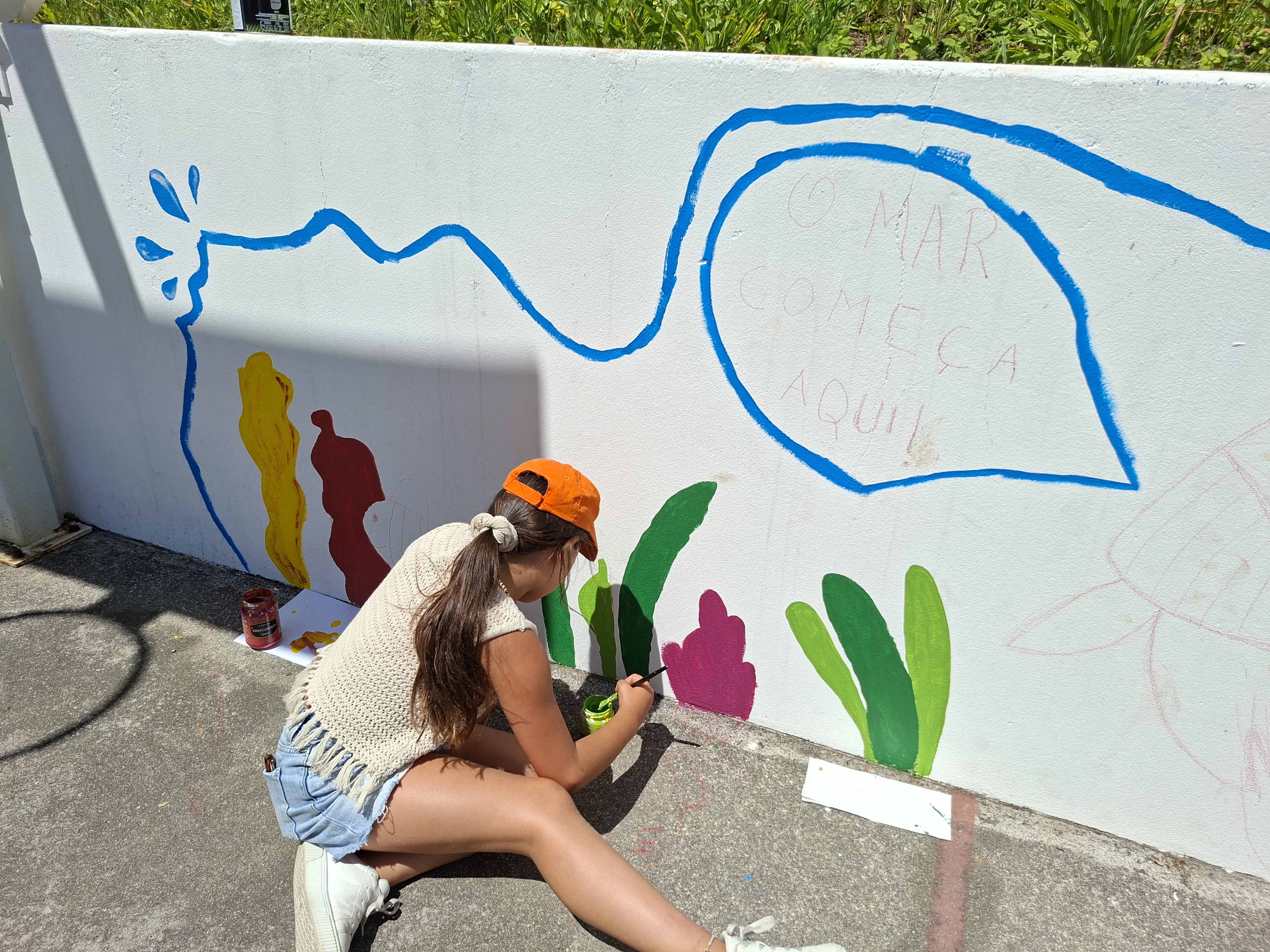 PIntura do muro com a participação das crianças do 1º ciclo.