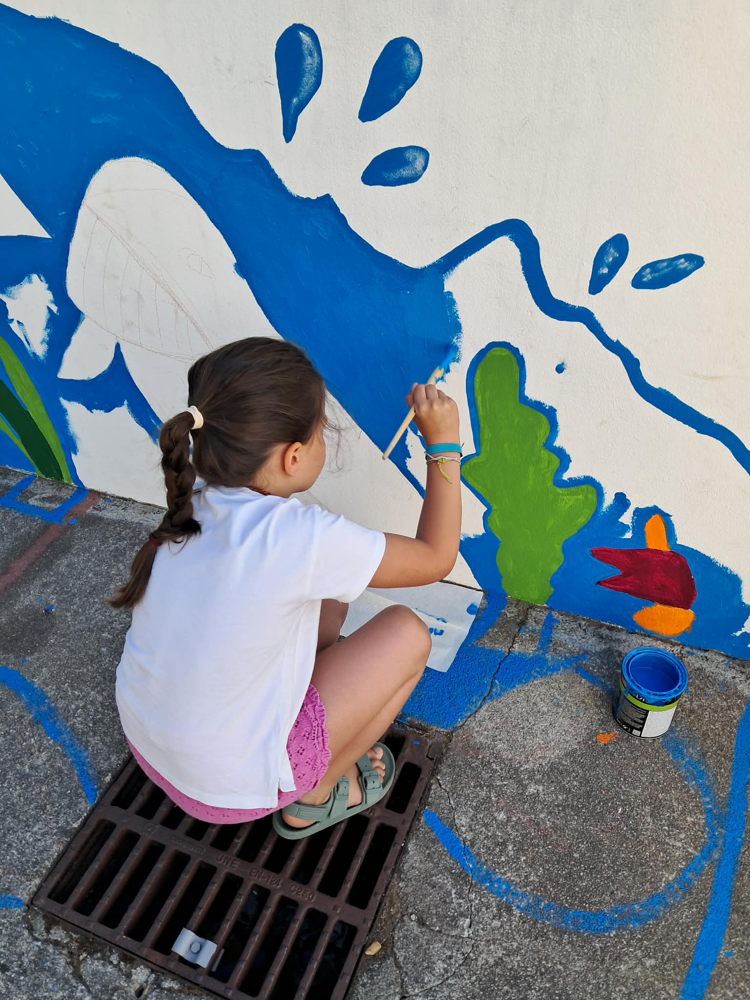 PIntura do muro com a participação das crianças da educação pré-escolar.
