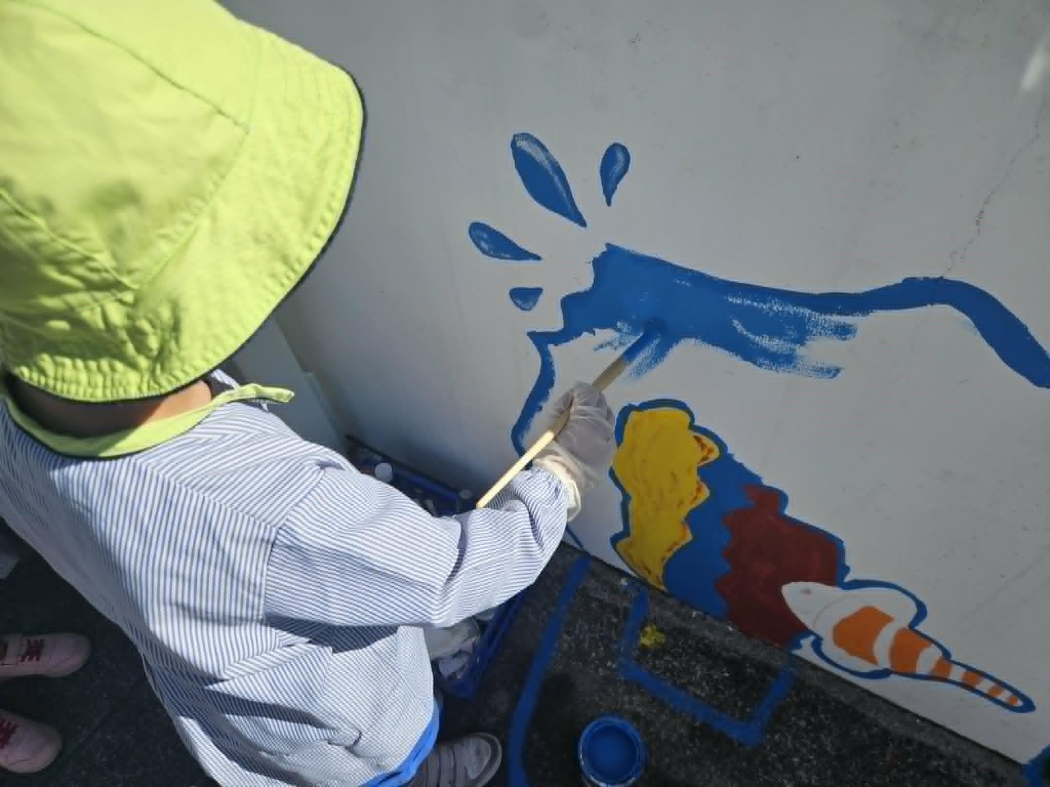 PIntura do muro com a participação das crianças da educação pré-escolar.
