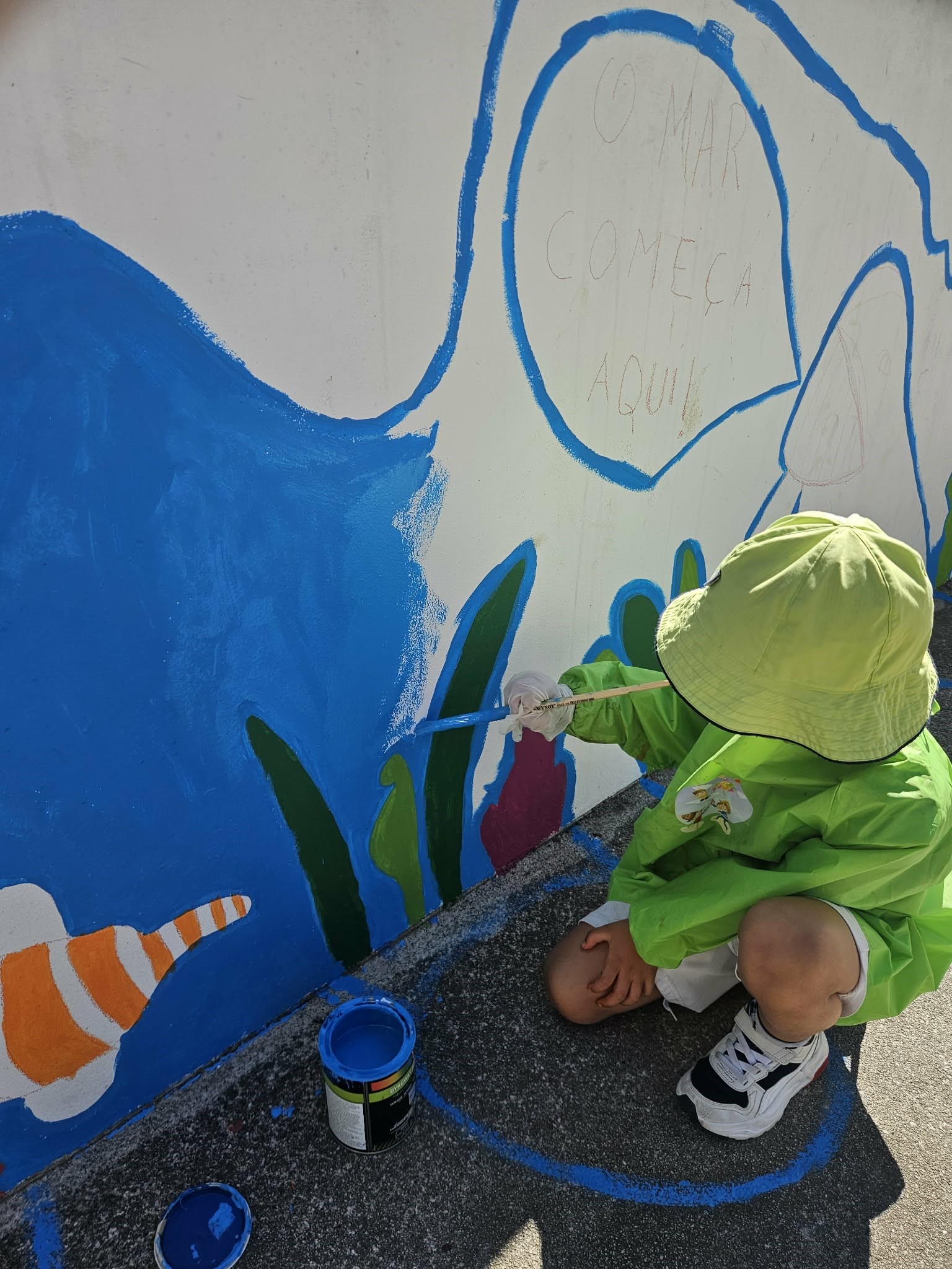 PIntura do muro com a participação das crianças da educação pré-escolar.