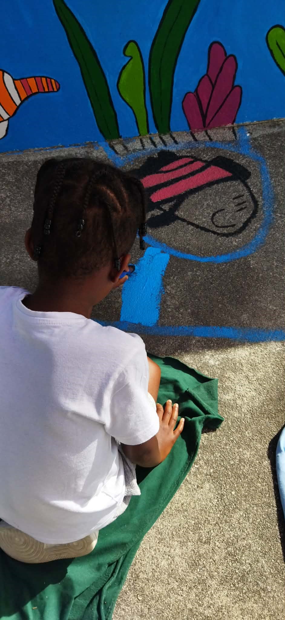 PIntura do muro com a participação das crianças da educação pré-escolar.