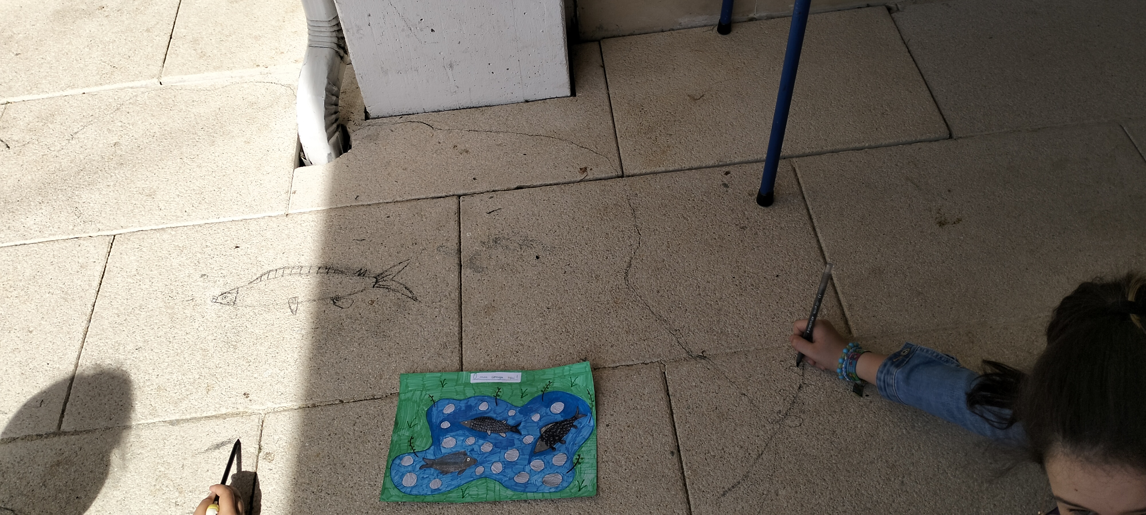 Fizemos um novo desenho e o seu esboço no espaço onde iriamos pintar a sarjeta.