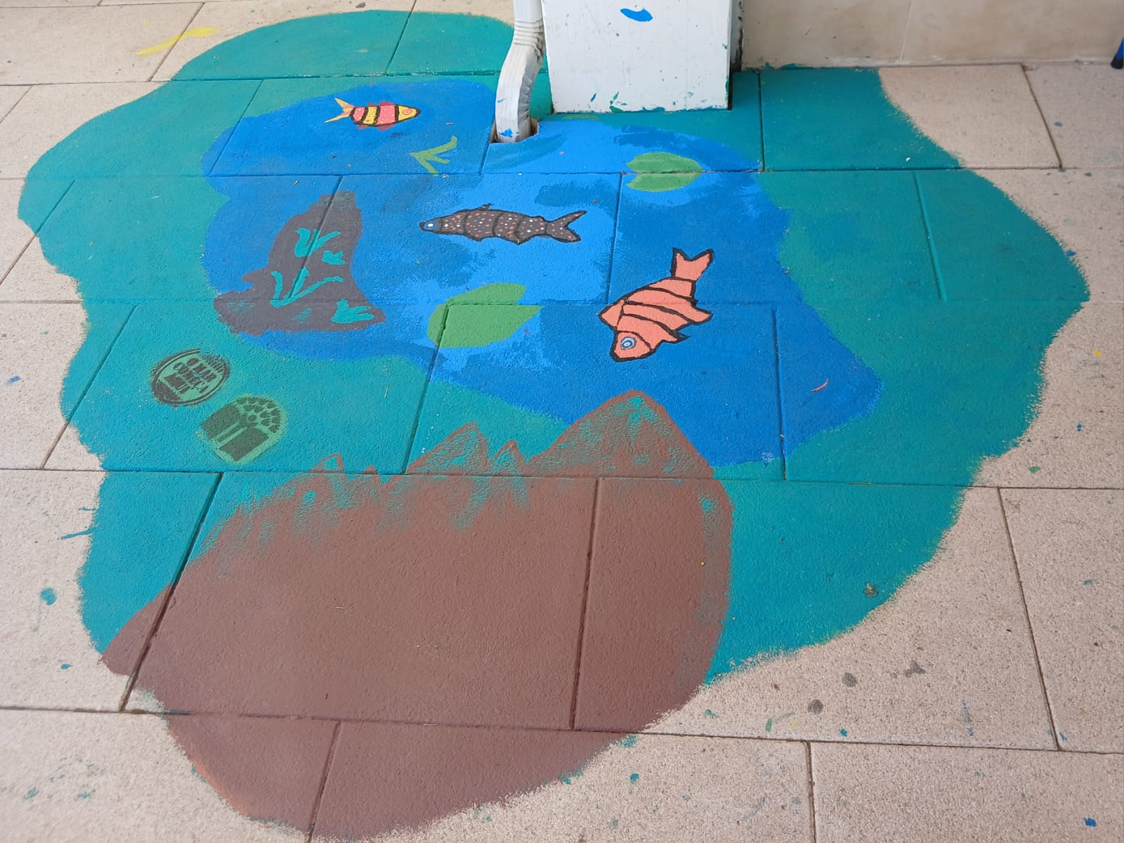 O Mar também Começa Aqui, à entrada da nossa escola.